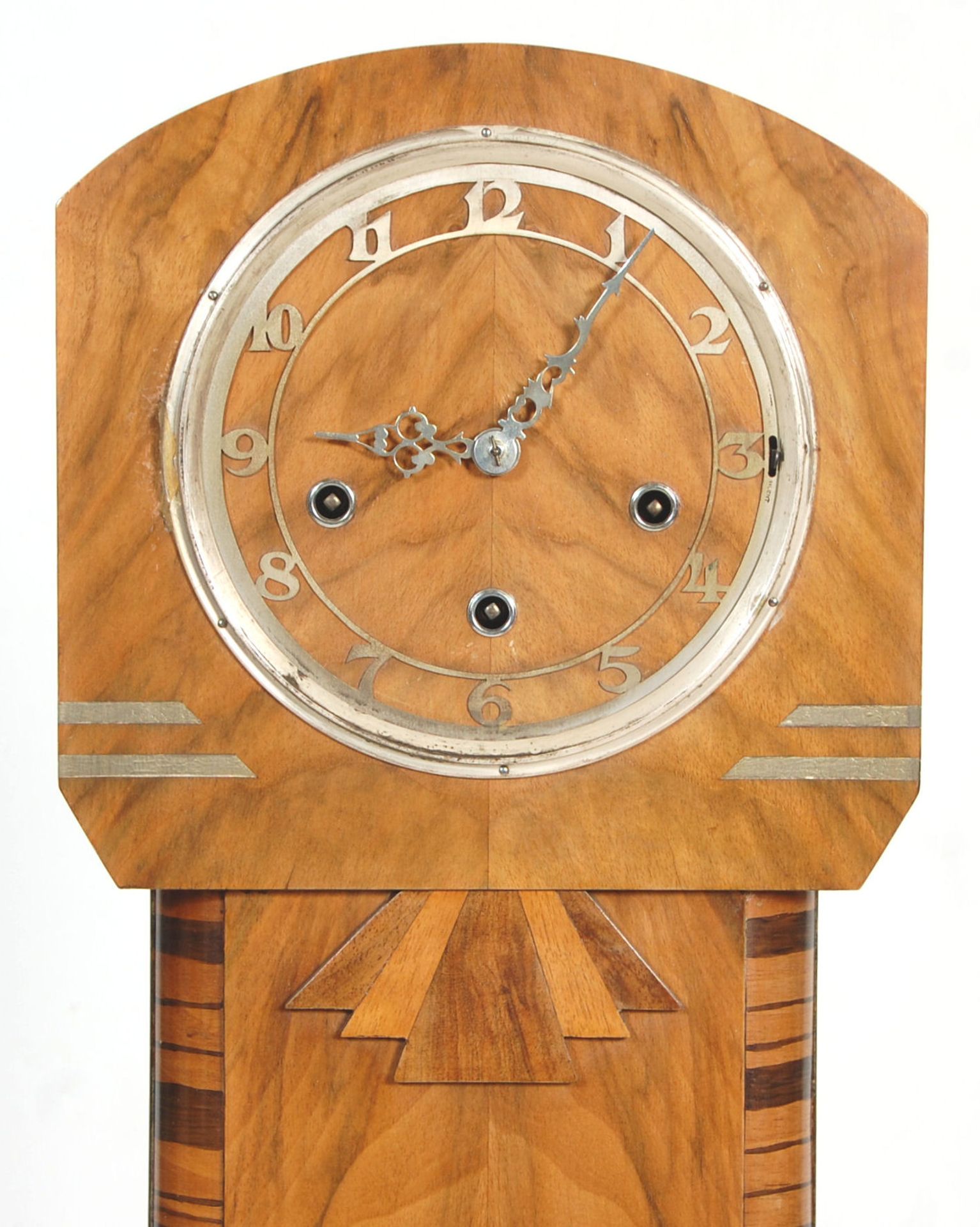 An Art Deco 1930's figured walnut grandmother clock. The Art Deco case having a silvered chapter - Bild 3 aus 7