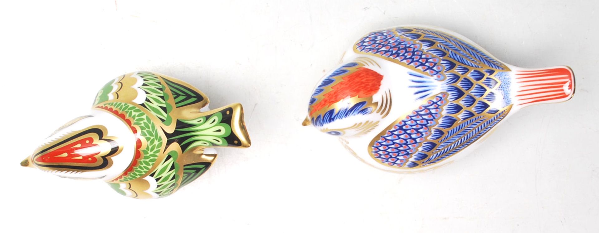 Two vintage Crown Derby bird paperweights in the Imari pattern, both having gold stoppers. Both - Bild 6 aus 7