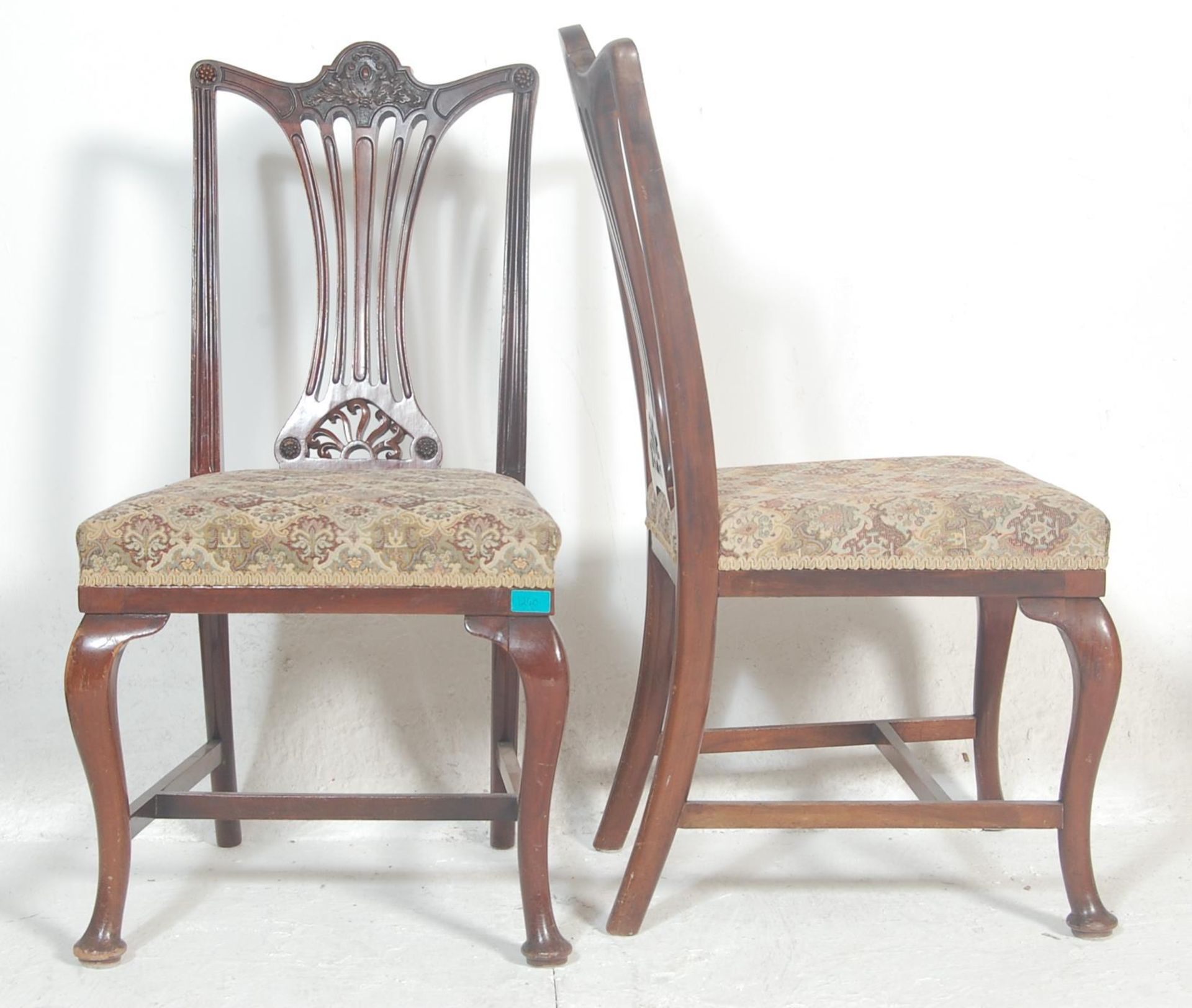 A set of four early 20th Century Edwardian dining chairs in the manner of hepplewhite having pierced - Bild 2 aus 5