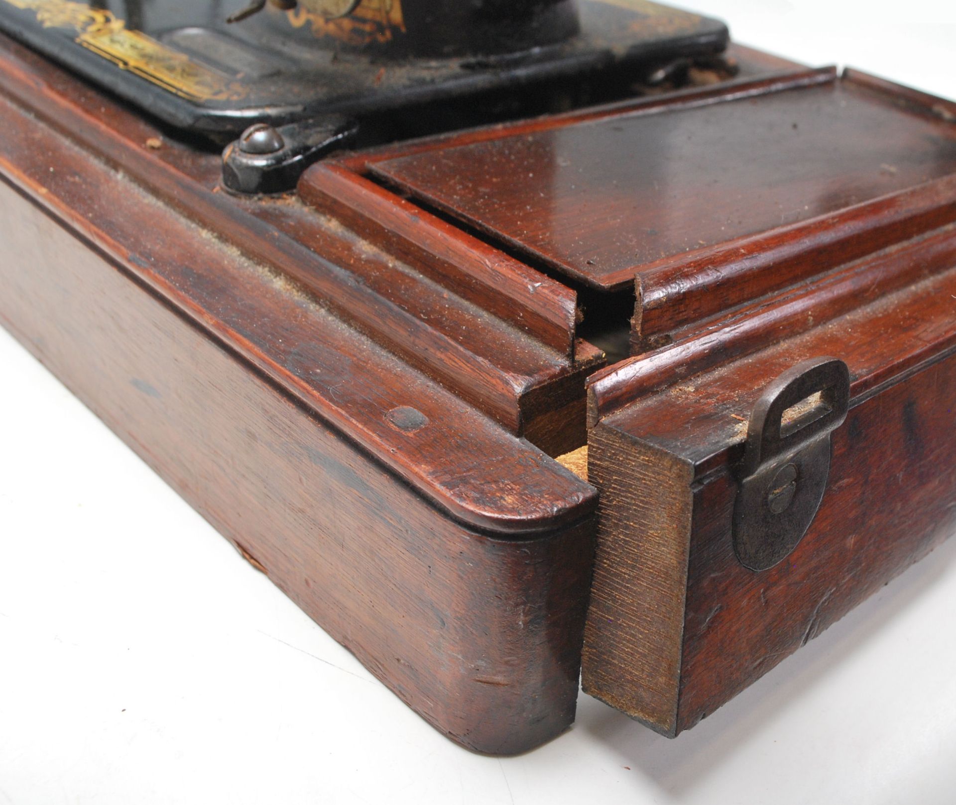 A vintage early 20th Century oak cased Singer Sewing machine having a good art deco sarcophagus - Bild 10 aus 11