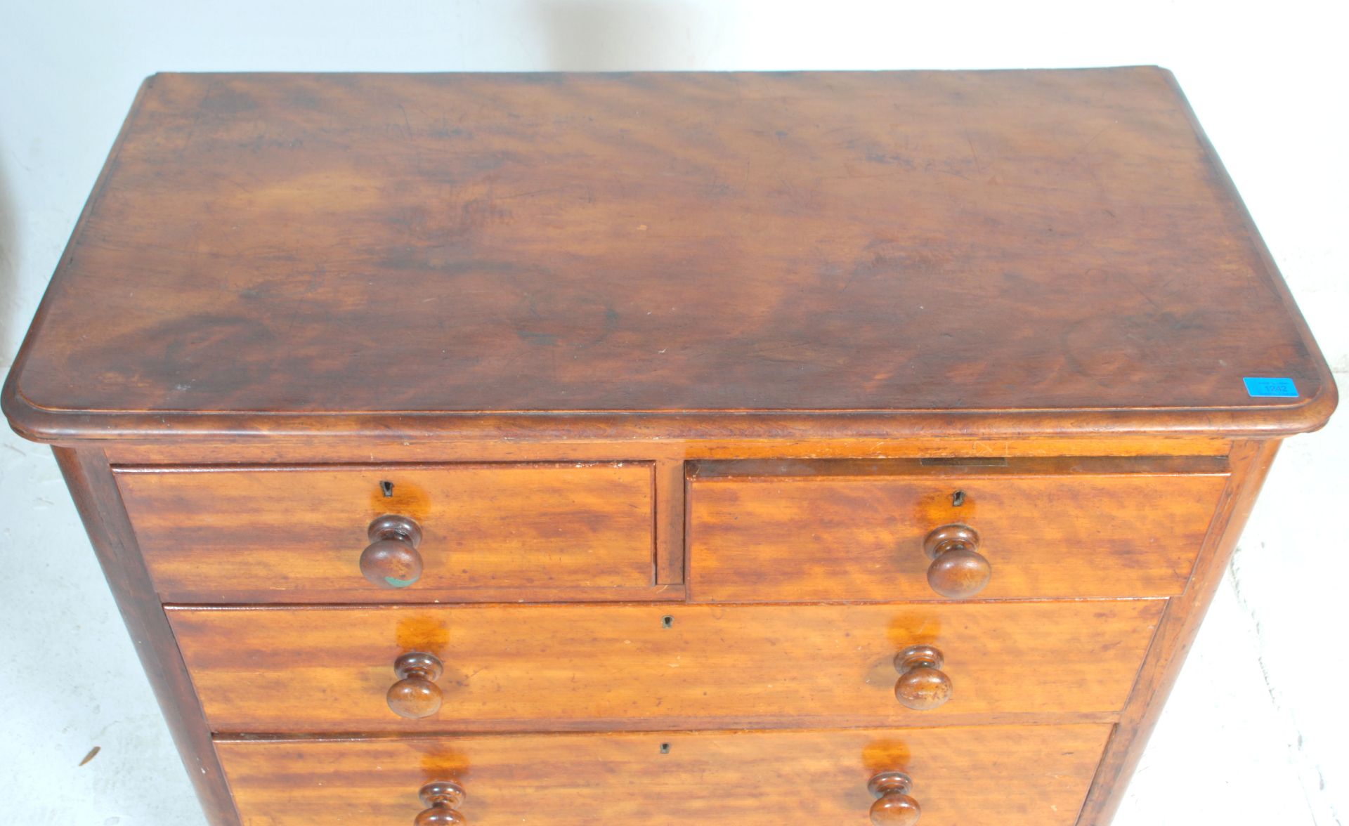A Victorian 19th century two over three mahogany chest of drawers with a knob handles to each of the - Bild 7 aus 8