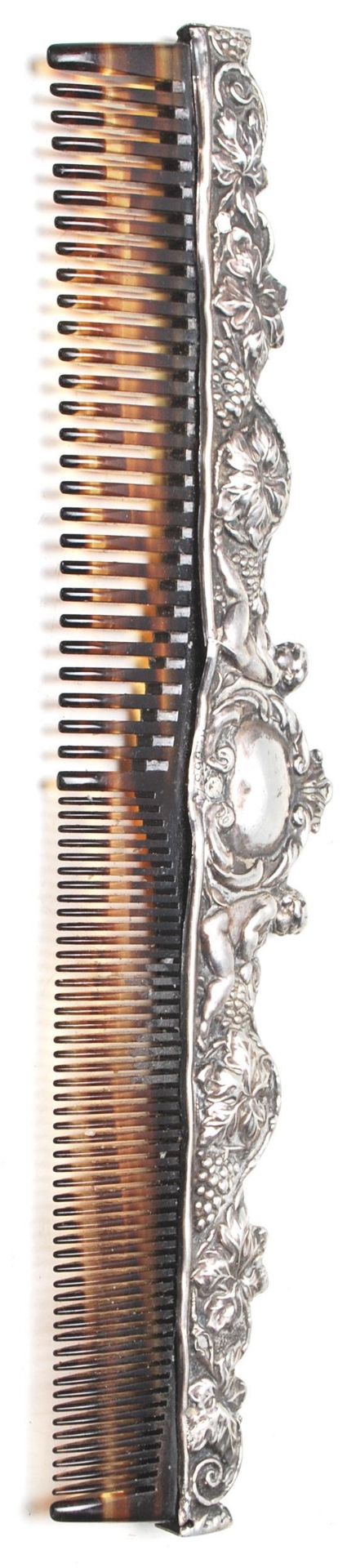 A ladies early 20th Century dressing table comb having a repousse decoration collar to the top - Bild 6 aus 7