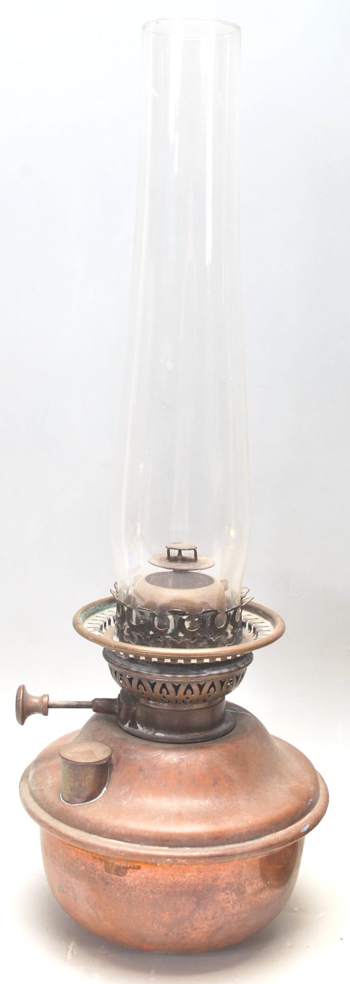 A pair of early 20th century brass oil lamps, one set on a circular base, both complete with glass - Bild 2 aus 9