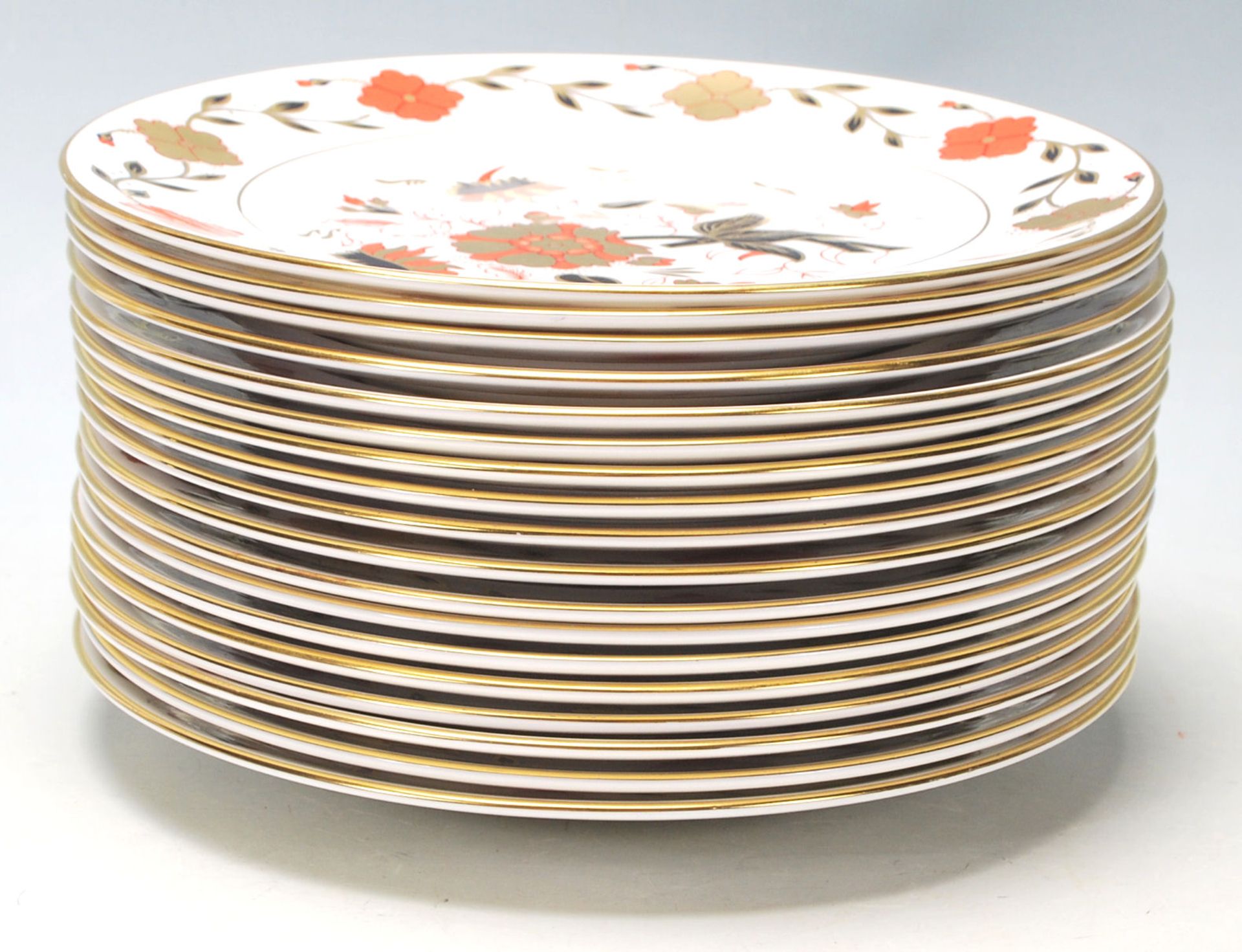 A group of vintage Royal Crown Derby Asian Rose pattern plates each being decorated with red and - Bild 5 aus 5