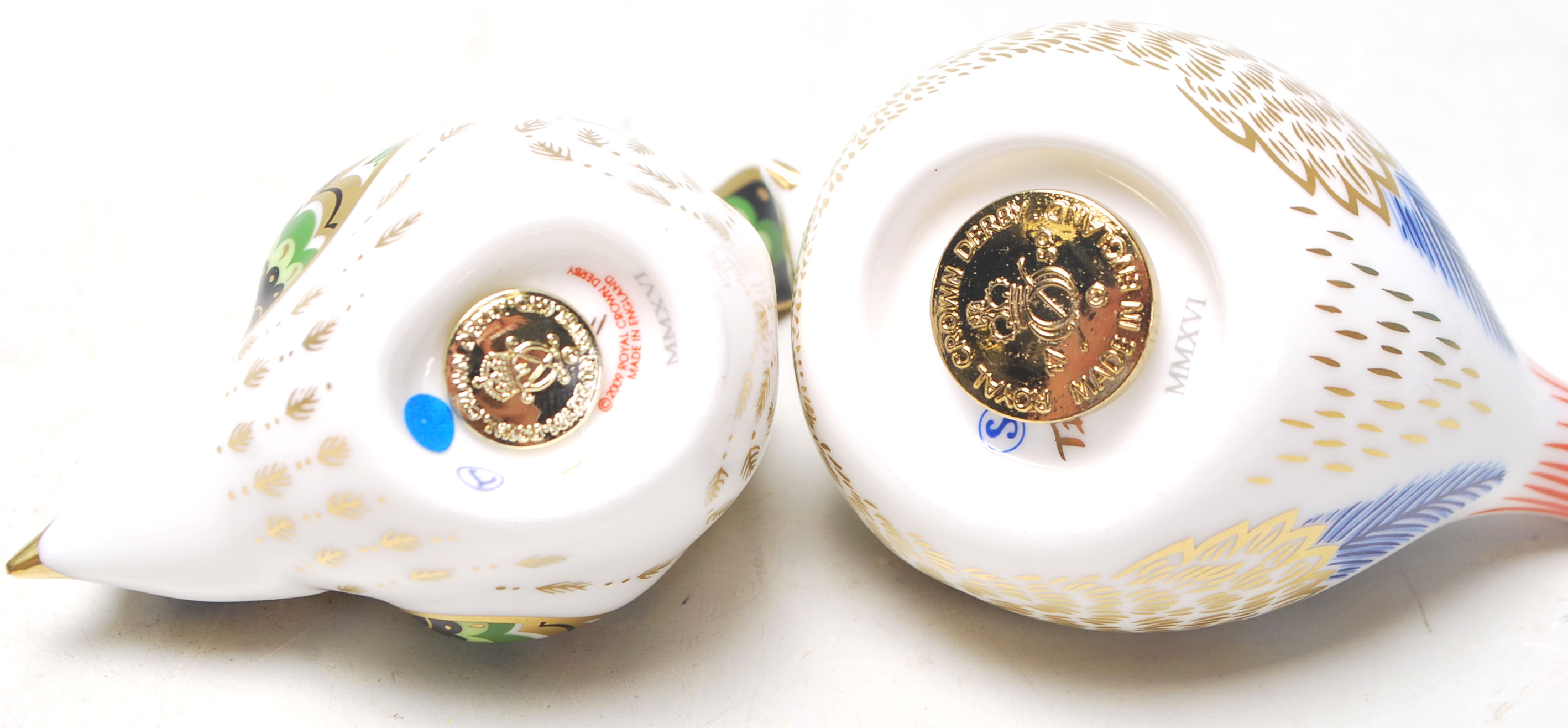 Two vintage Crown Derby bird paperweights in the Imari pattern, both having gold stoppers. Both - Image 7 of 7