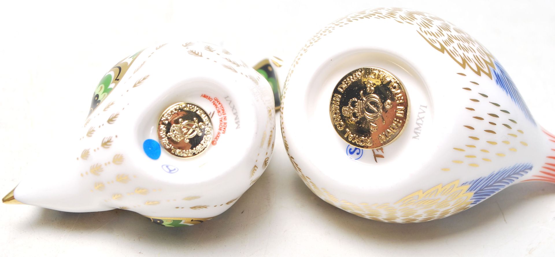 Two vintage Crown Derby bird paperweights in the Imari pattern, both having gold stoppers. Both - Bild 7 aus 7