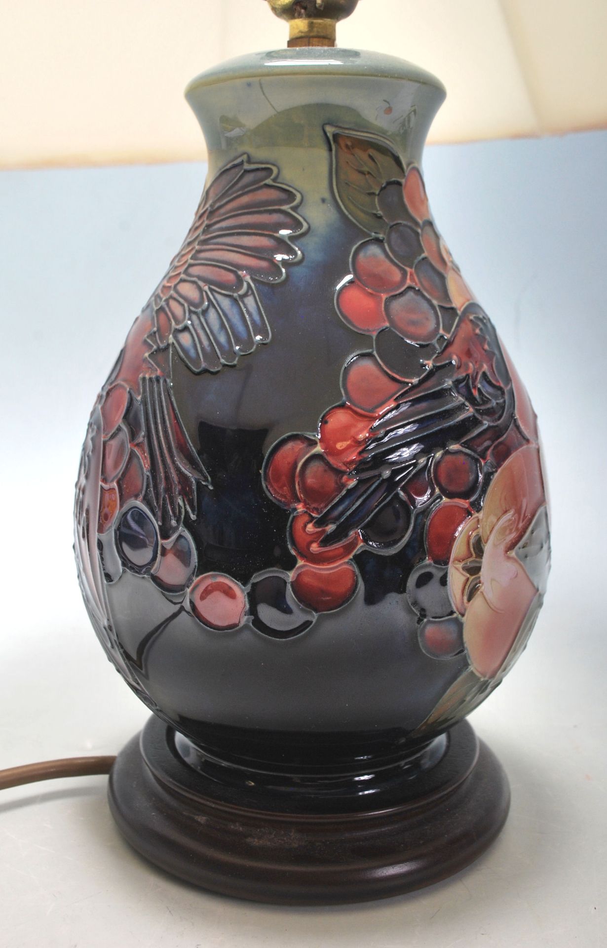 A 20th Century Moorcroft finches pattern table lamp of baluster form being decorated with tube lined - Bild 5 aus 7