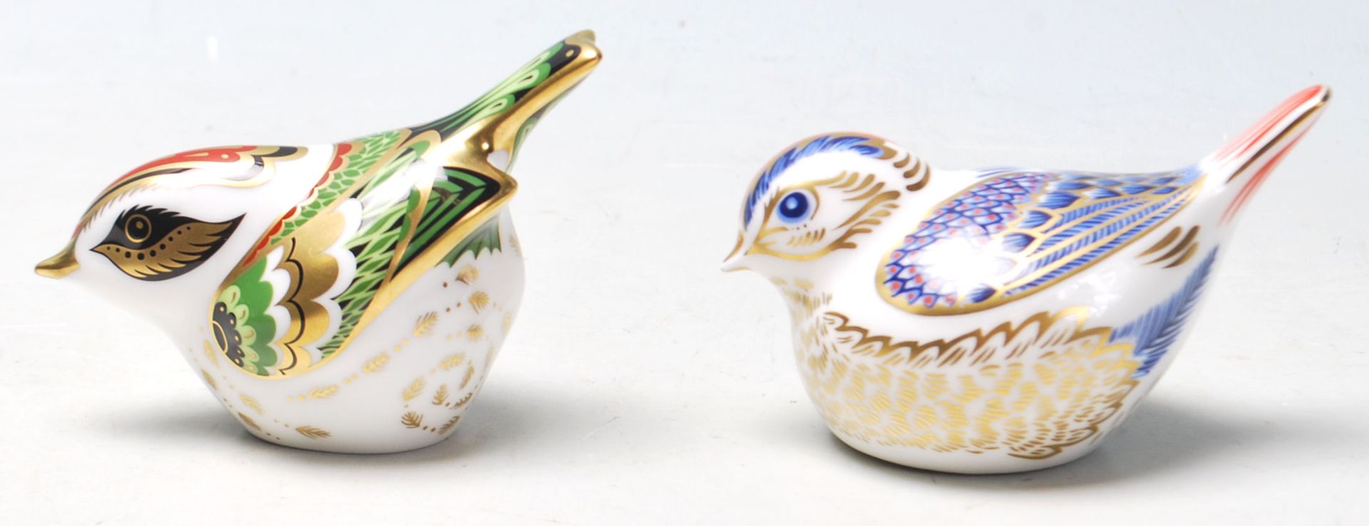 Two vintage Crown Derby bird paperweights in the Imari pattern, both having gold stoppers. Both - Bild 5 aus 7