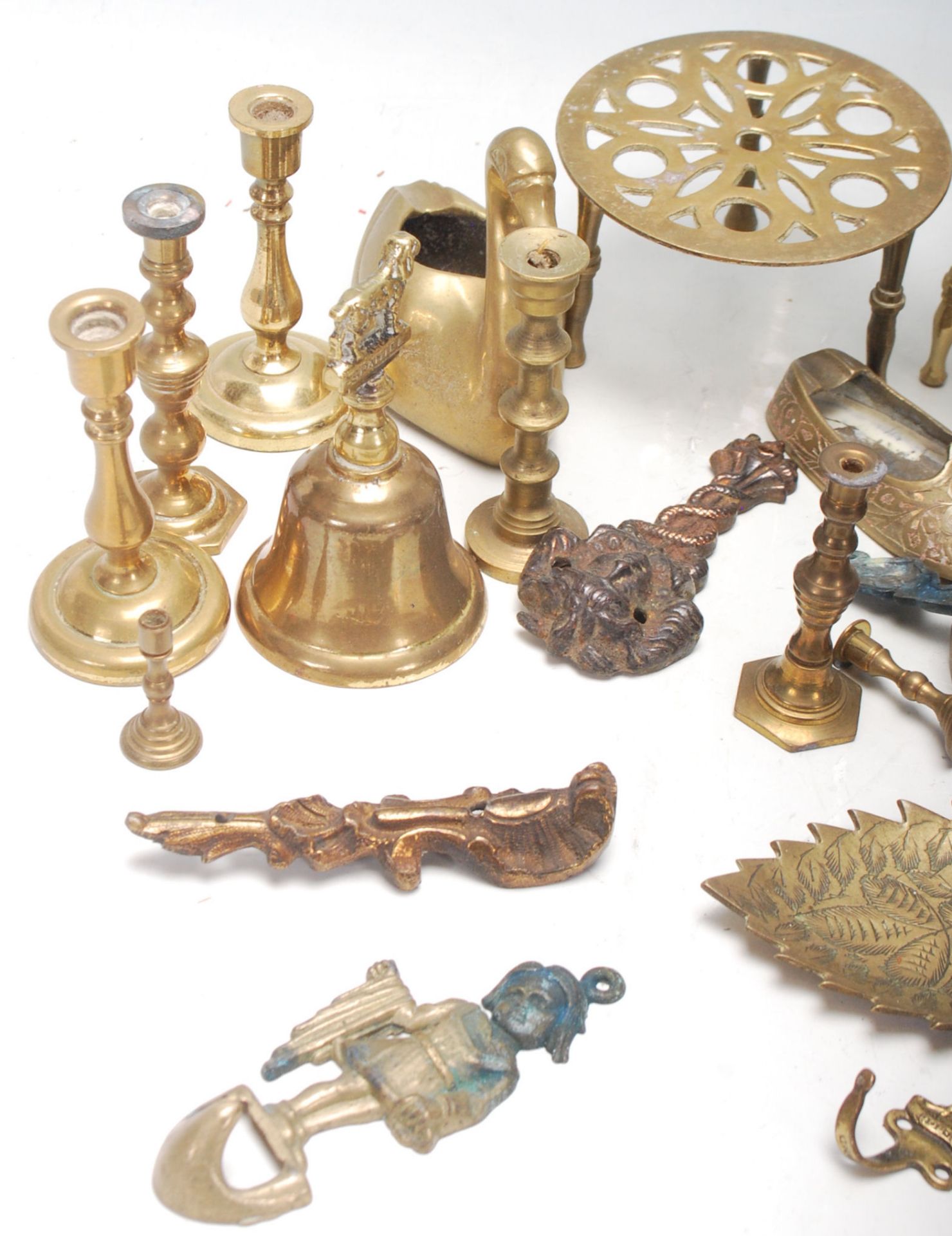 A good collection of miniature brass candlestick, brass trivets with pierced top, brass table bells, - Bild 3 aus 6