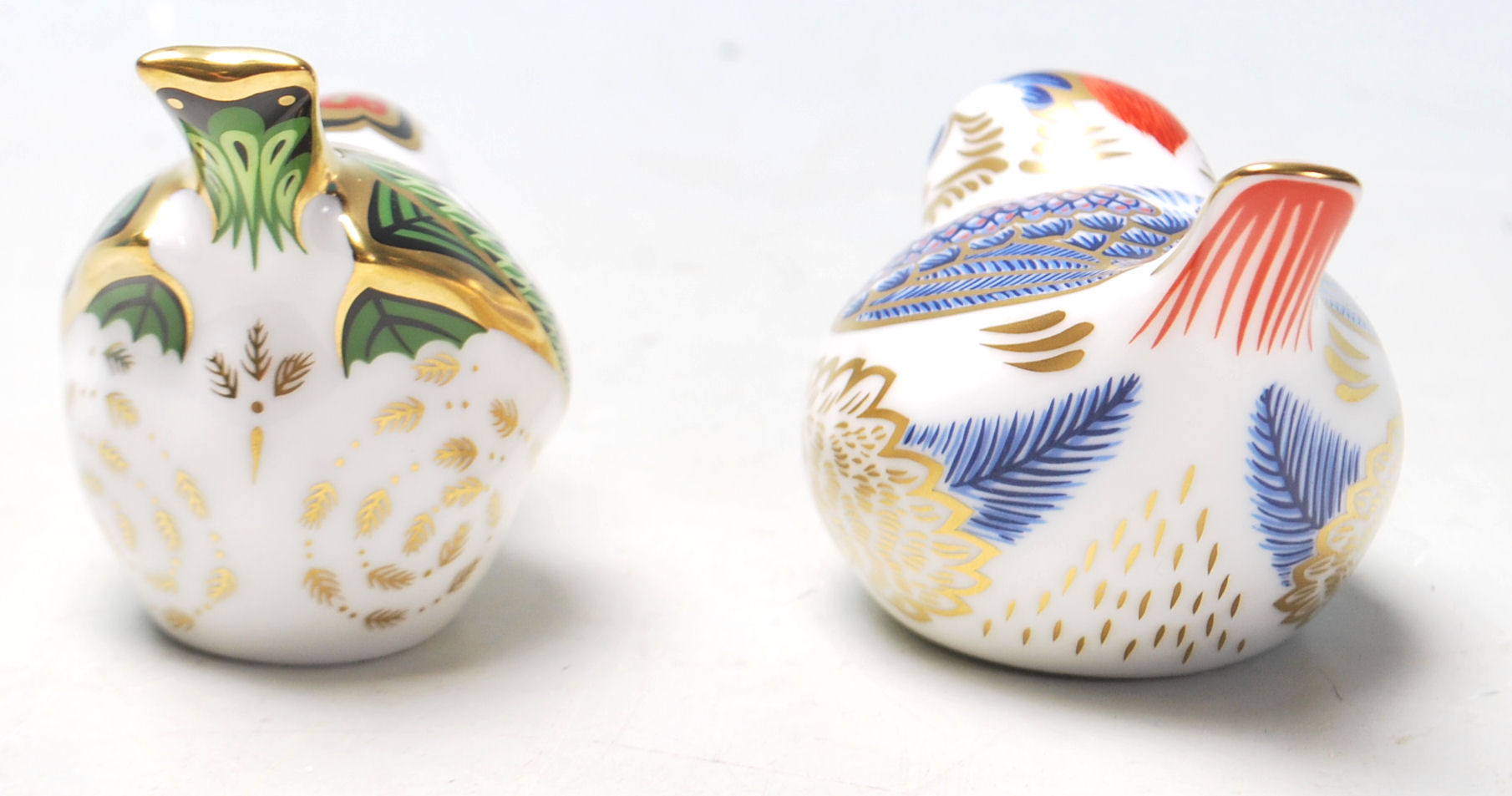 Two vintage Crown Derby bird paperweights in the Imari pattern, both having gold stoppers. Both - Image 4 of 7