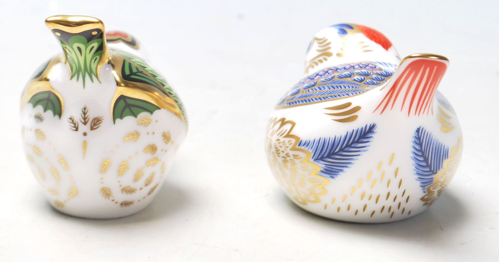 Two vintage Crown Derby bird paperweights in the Imari pattern, both having gold stoppers. Both - Bild 4 aus 7