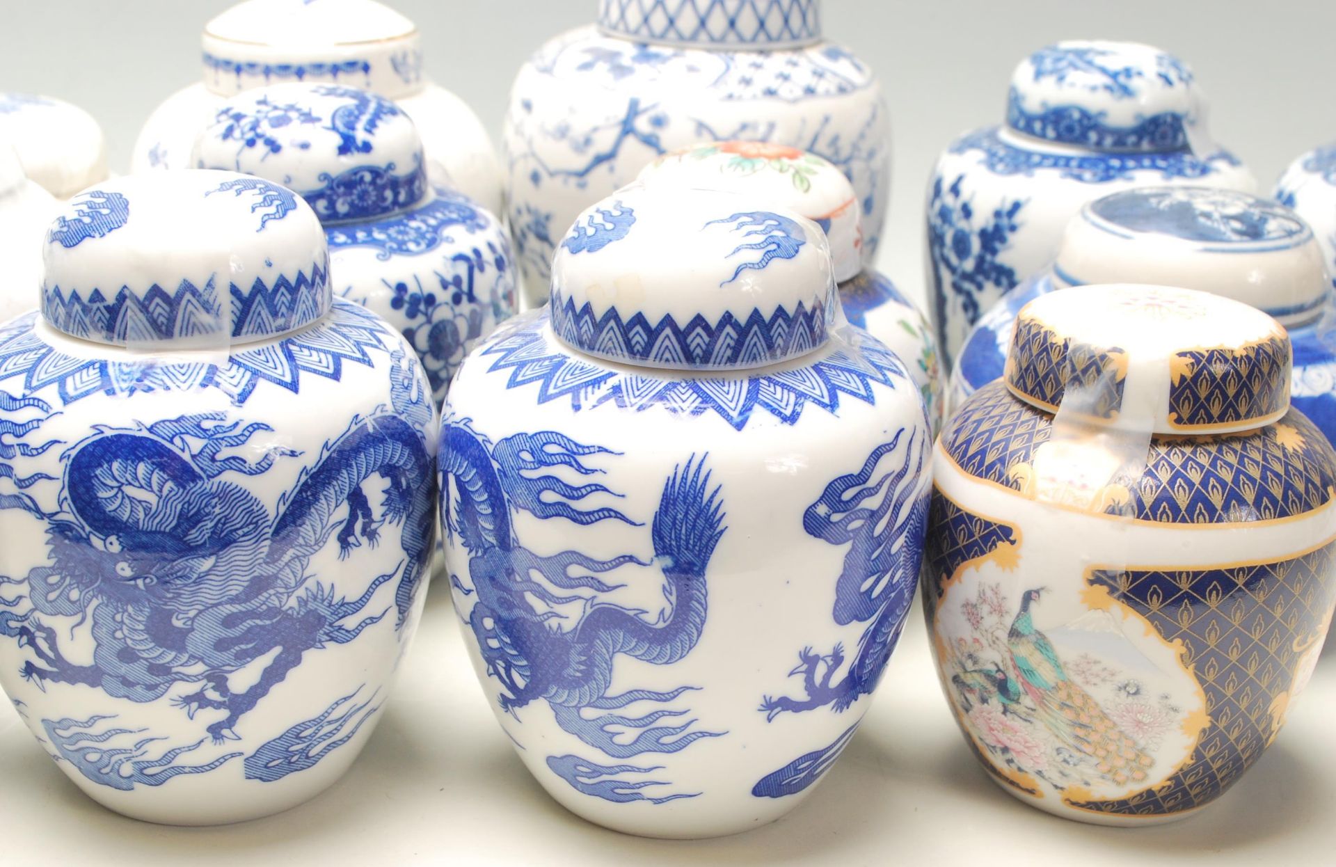 A collection of fifteen 20th Century Chinese blue and white printed ginger jars to include a good - Bild 4 aus 14