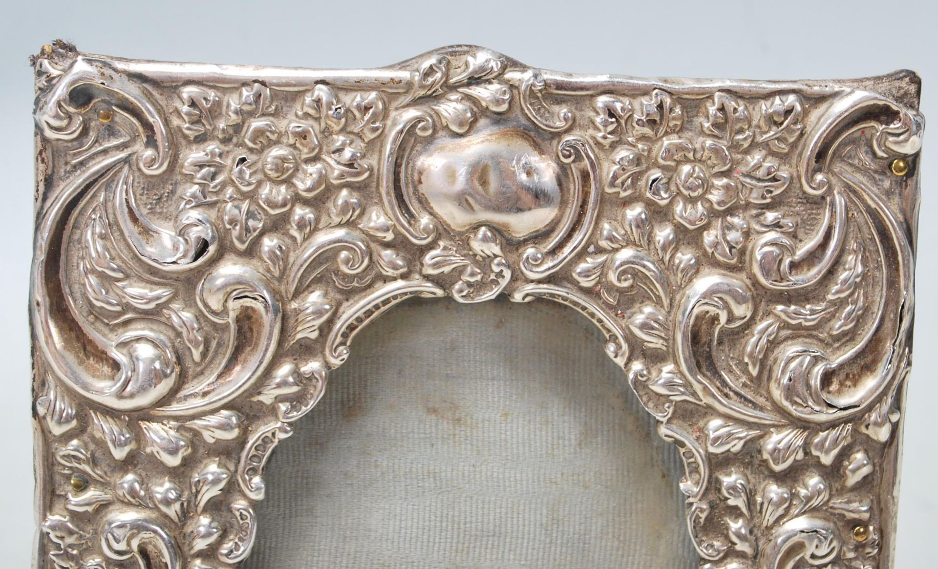AN early 20th century silver hallmarked photo frame with foliate swags decorations. Hallmarks for - Bild 2 aus 6