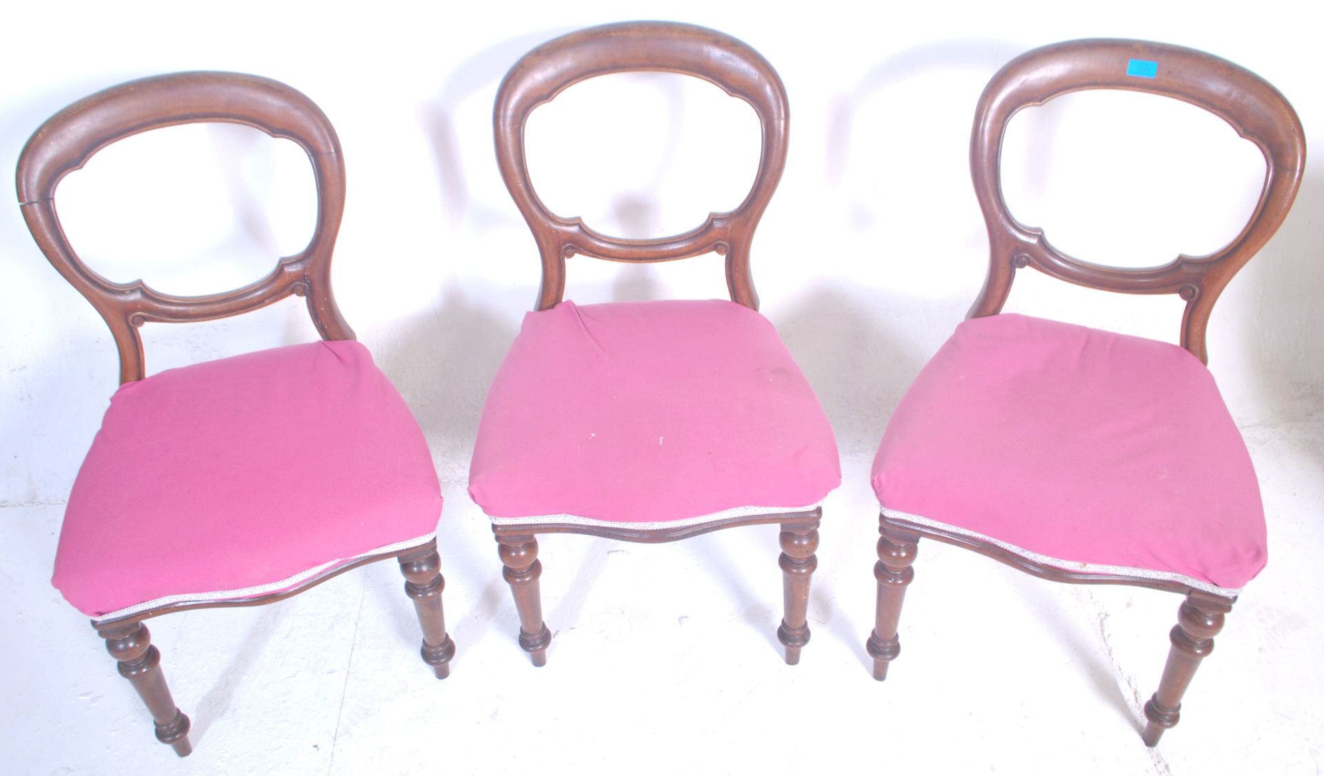 A set of three Victorian 19th century mahogany balloon back dining chairs having scroll carved back, - Bild 2 aus 3