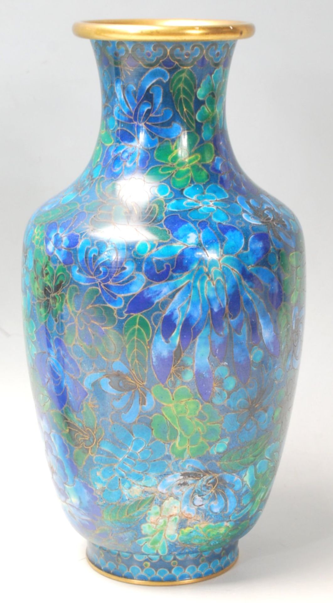 A pair of 20th Century Chinese Cloisonne baluster vases being enamelled throughout with blue and - Bild 2 aus 9