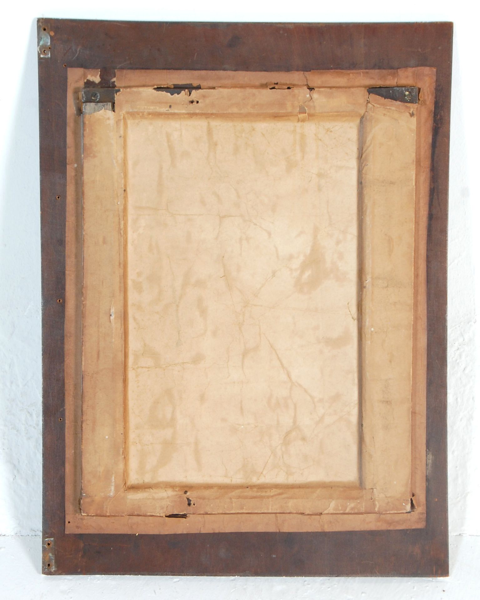 A 20th Century overmantel - wall mirror having a central glass mirror and bevelled edge inset to a - Bild 6 aus 7