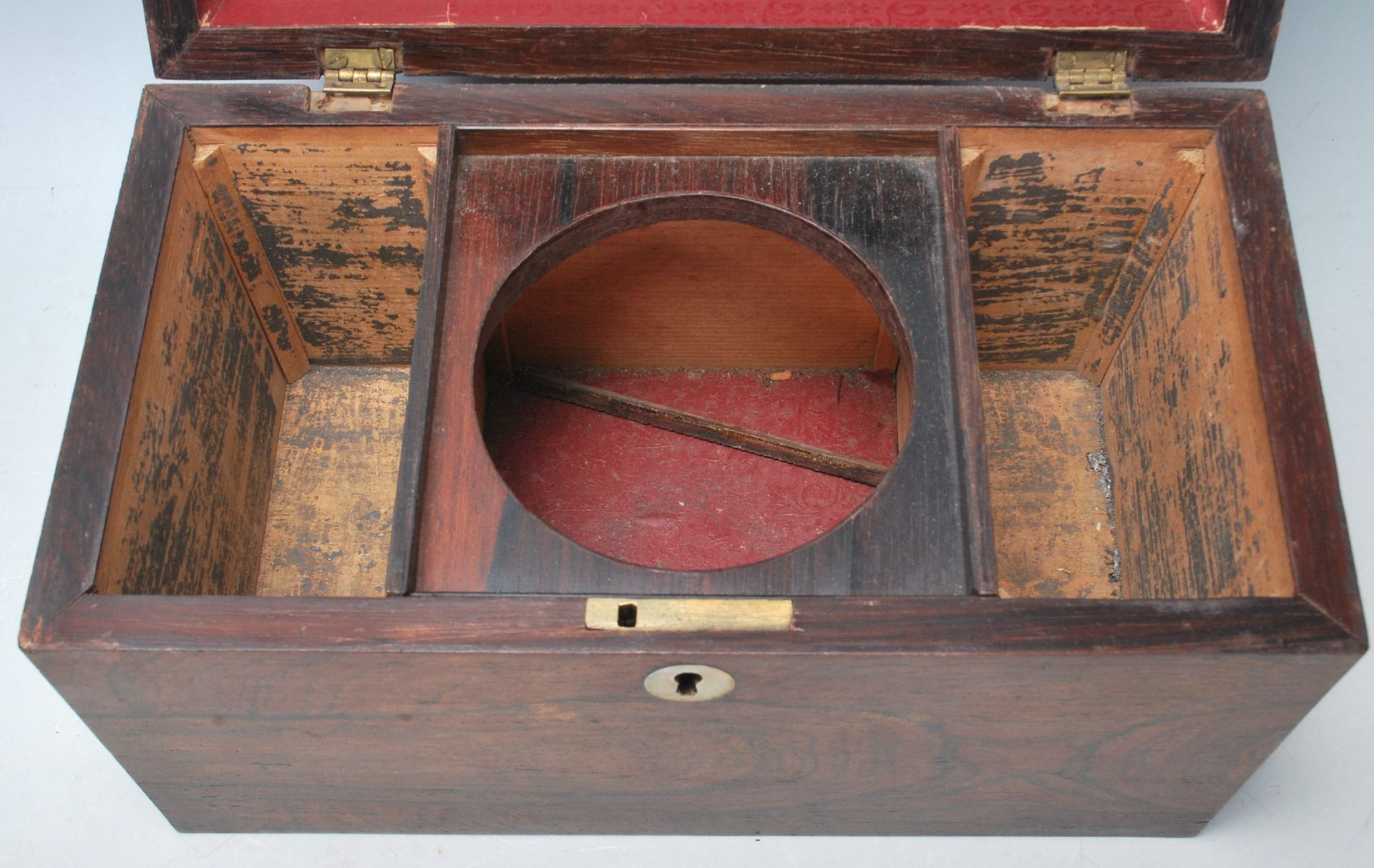 A 19th Century Victorian rosewood tea caddy of sarcophagus form with a mother of pearl escutcheon, - Bild 6 aus 8