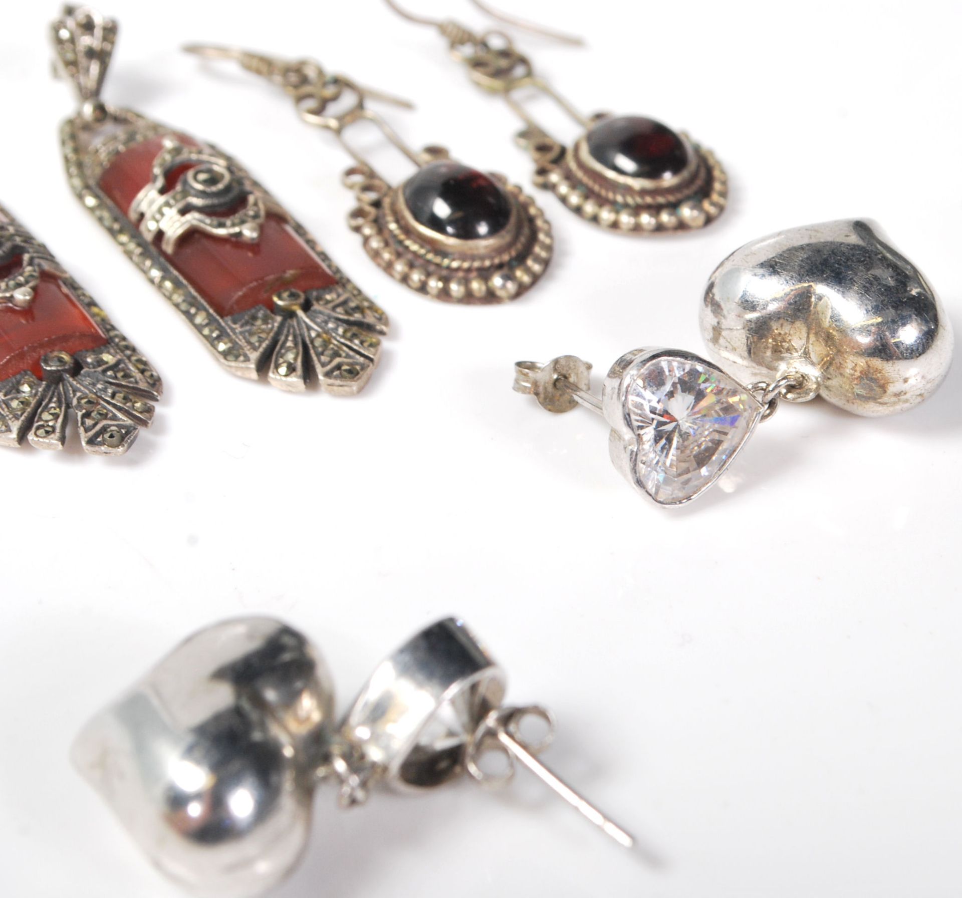 A selection of silver antique earrings to include a pair of Art Deco drop earrings having red - Bild 4 aus 9