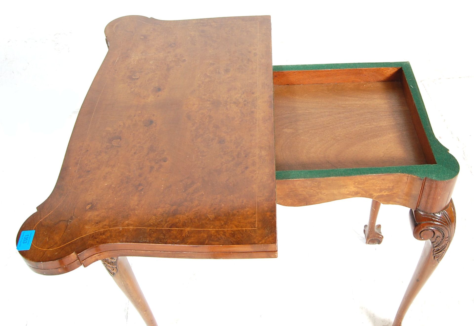 An 18th Century style walnut 20th Century ' dog ear '  folding card / games table on cabriole legs - Bild 6 aus 6