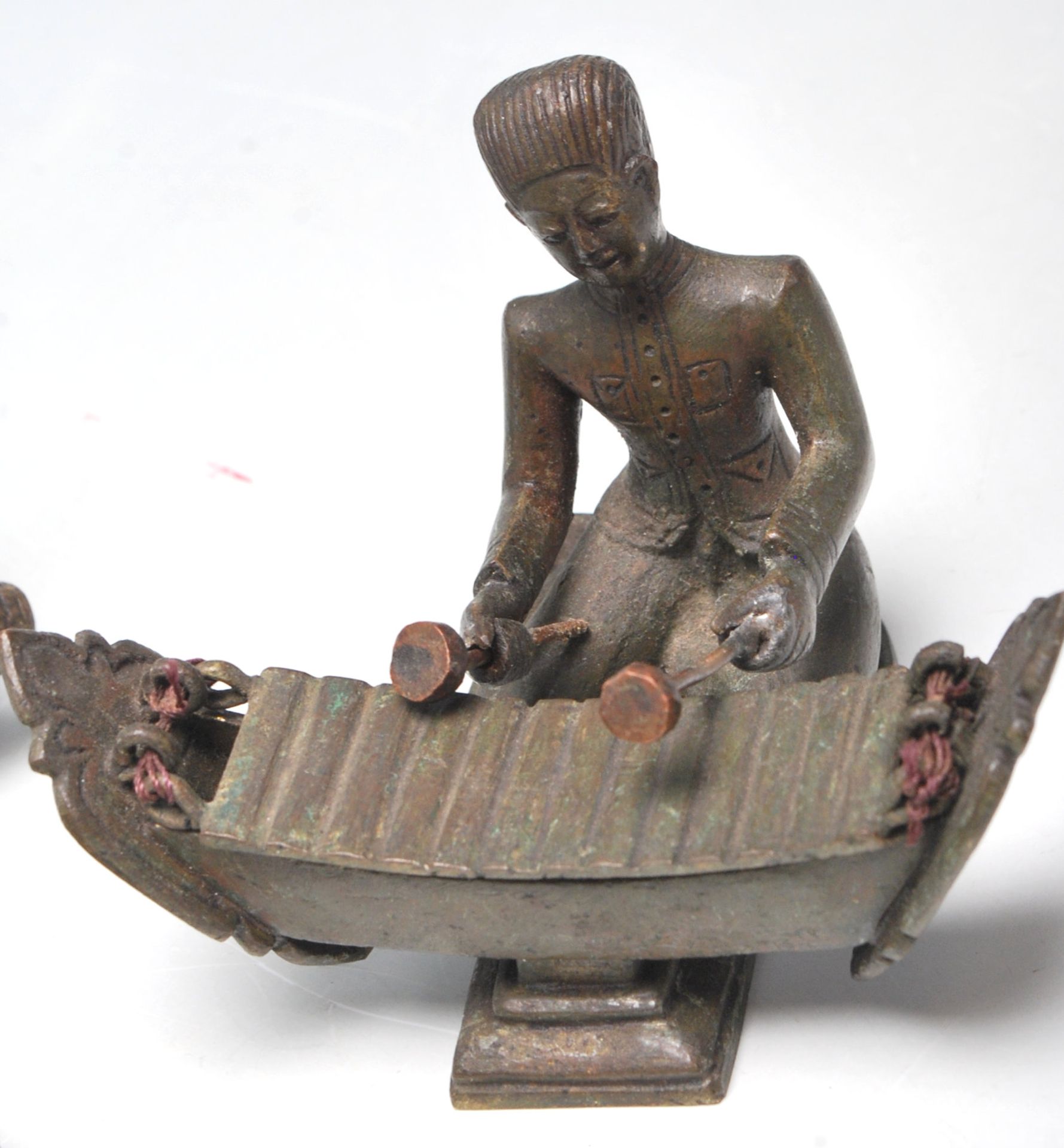 A set of five 19th century Indonesian / Javanese bronze Gamelan figurines featuring musicians - Bild 5 aus 6