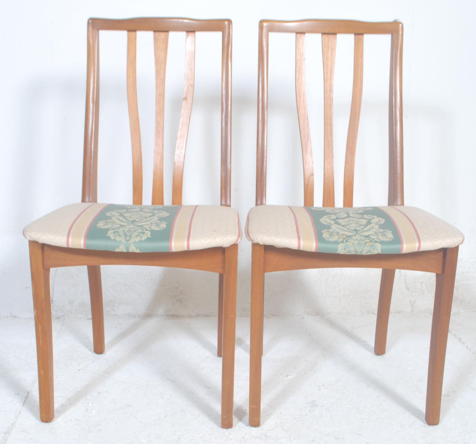 G-Plan Furniture - A set of four vintage retro G Plan teak wood dining chairs having floral padded - Bild 3 aus 3