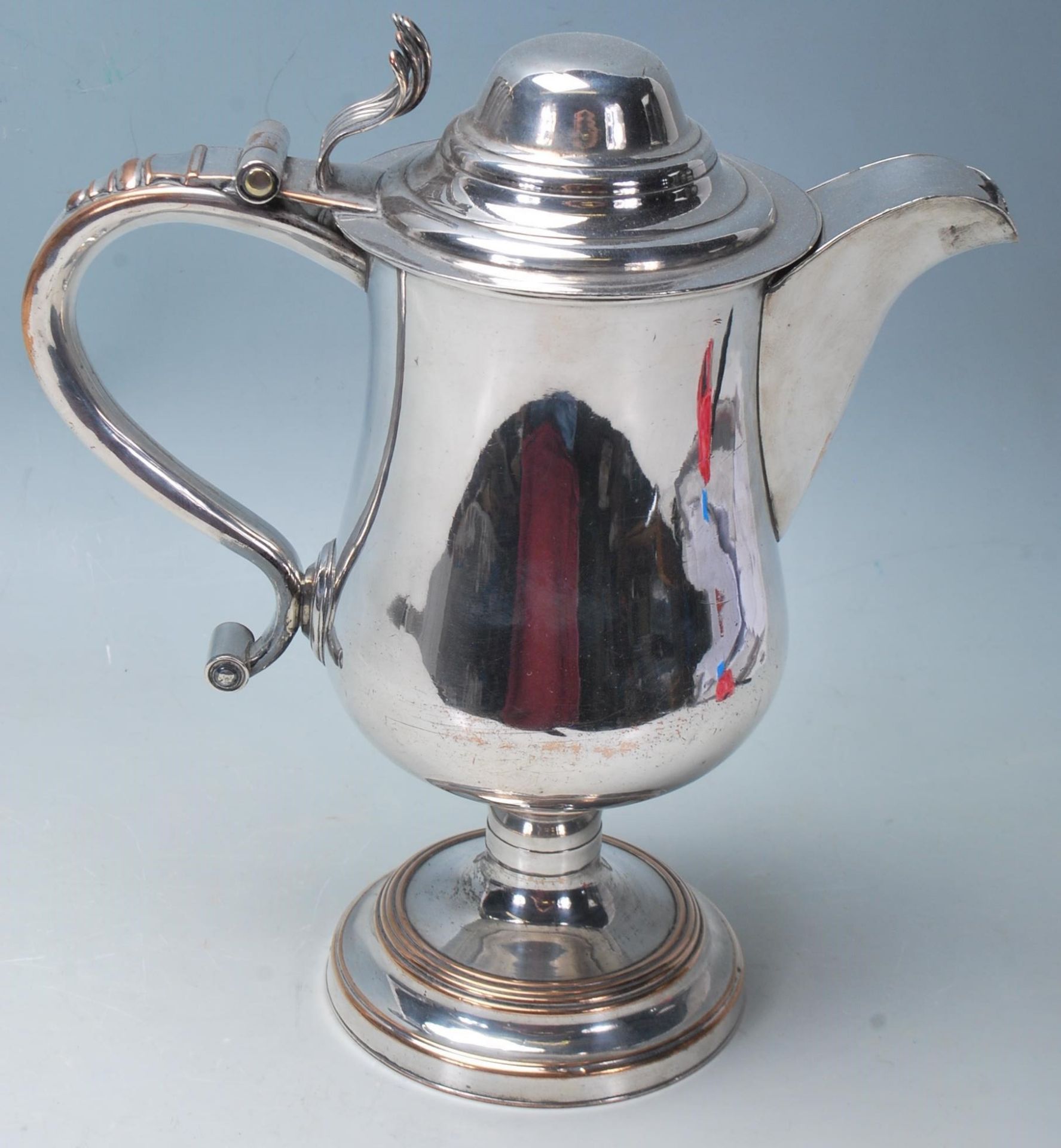 A 19th Century silver plated stylish jug, having scroll handle, bulbous form sitting on a circular - Bild 3 aus 7