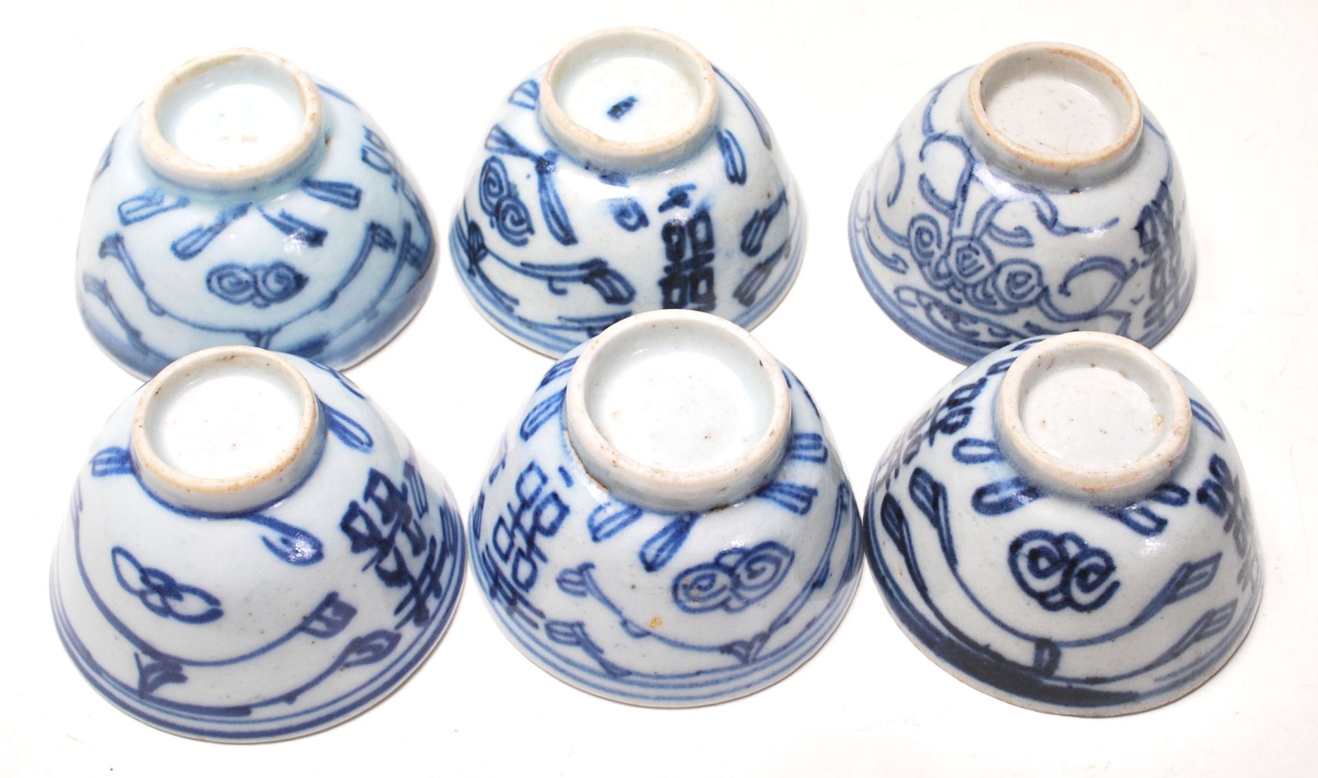 A set of six 19th and 20th century Chinese blue and white tea bowls having hand painted decoration - Bild 6 aus 6
