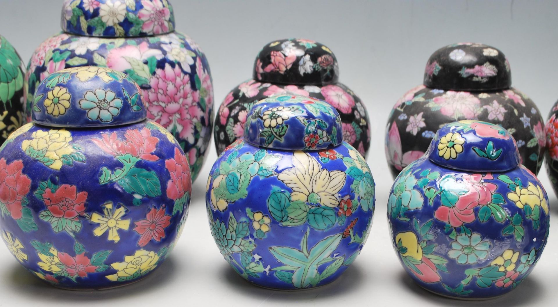 A collection of twelve 20th Century Chinese ginger jars all having hand enamelled floral sprays - Bild 3 aus 7