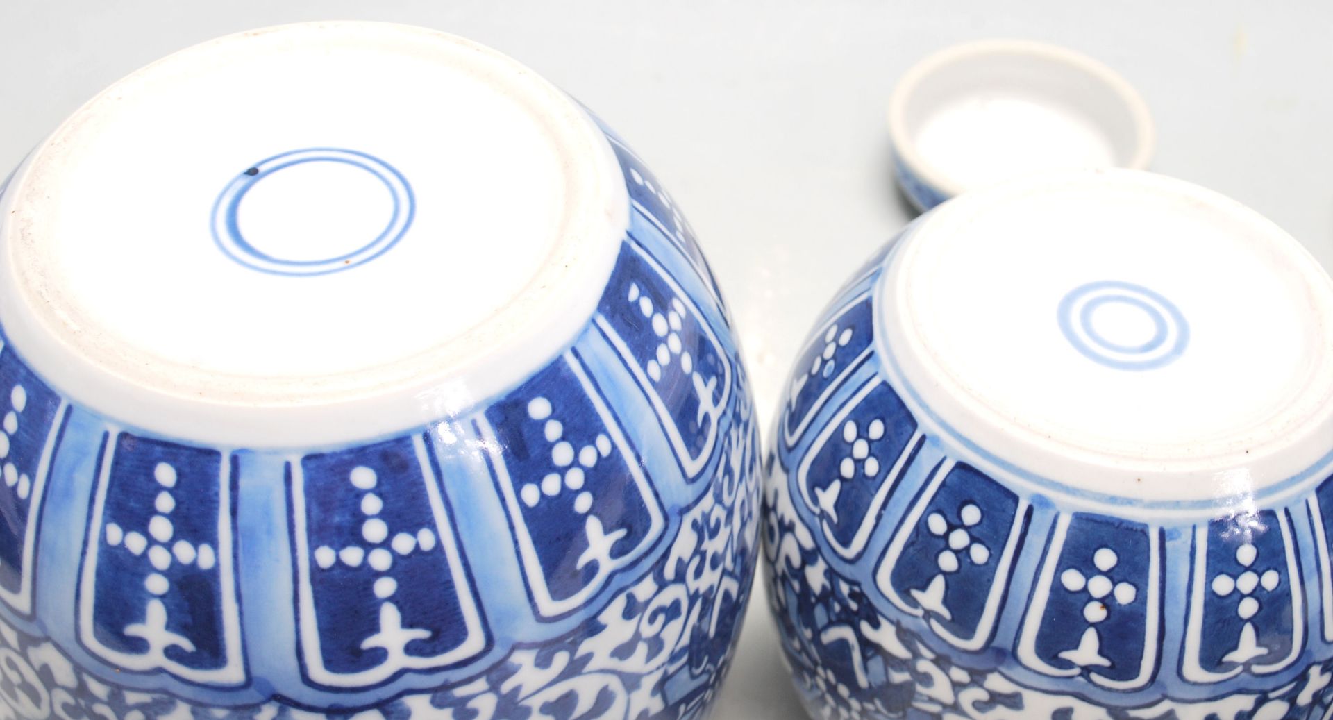 A group of five graduating 20th Century Chinese blue and white ginger jars all being transfer - Bild 8 aus 8