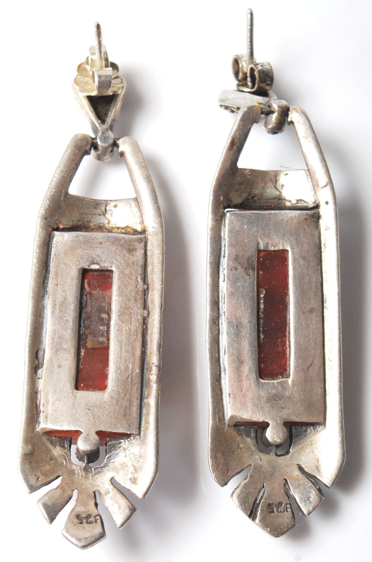 A selection of silver antique earrings to include a pair of Art Deco drop earrings having red - Bild 6 aus 9