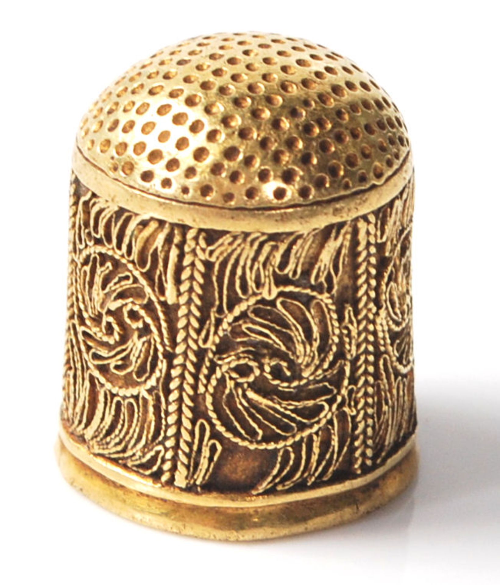 A 22ct gold thimble having filigree decoration panels to the sides. Measures 1.7cm tall. Weight 4. - Bild 2 aus 5