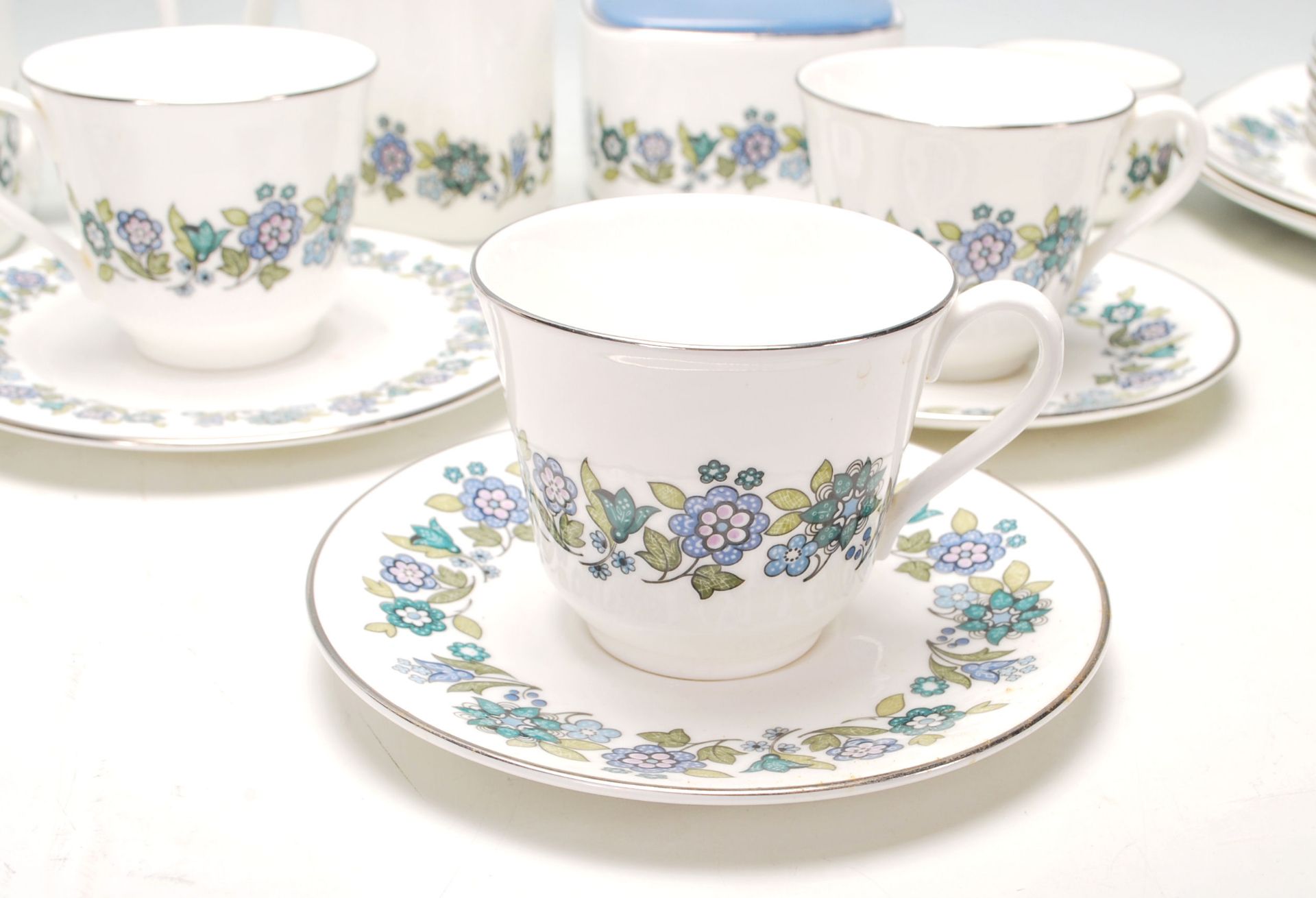 A vintage retro 20th Century Royal Doulton fine bone china tea service comprising of cups, - Bild 3 aus 9