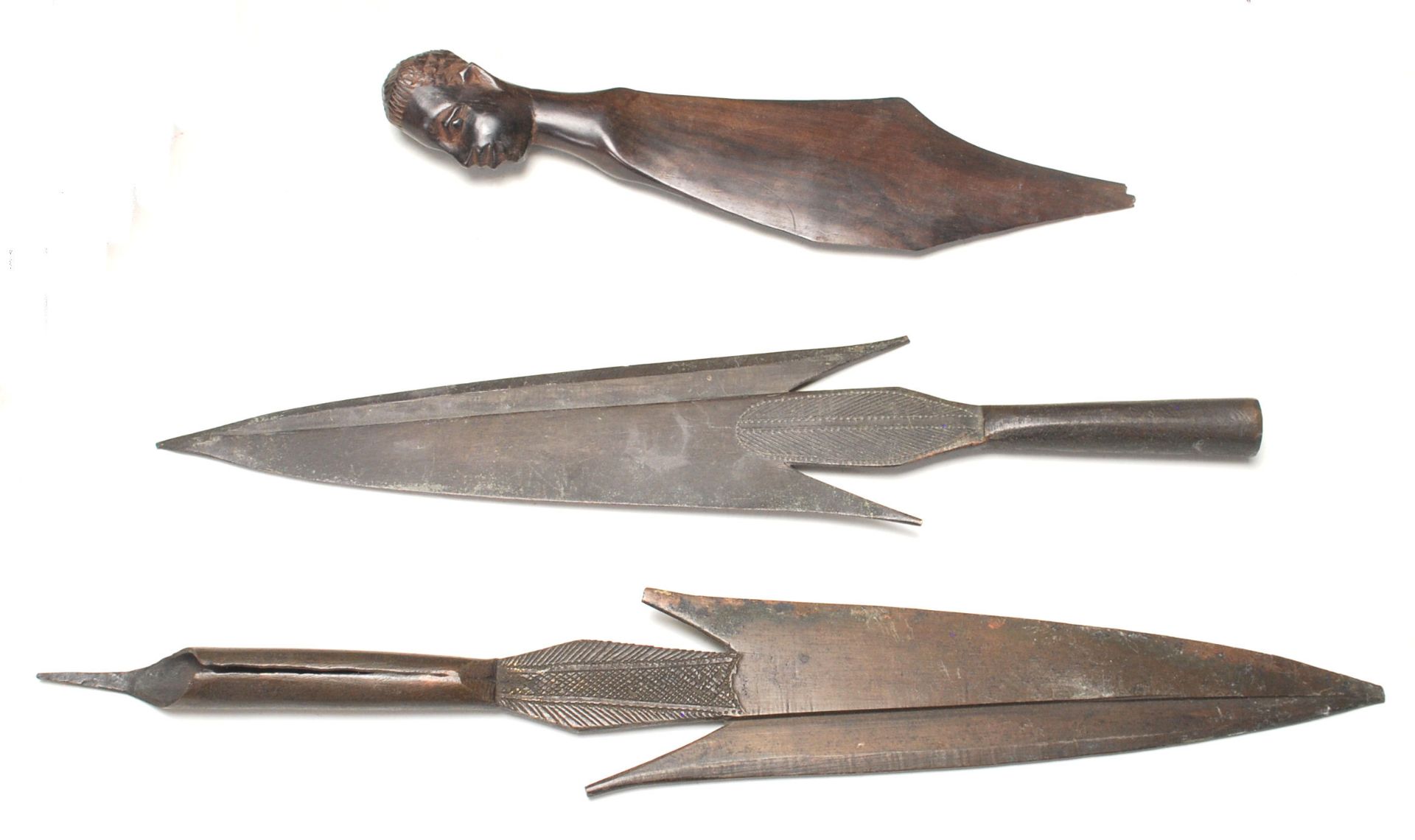 A collection of vintage African tribal artefacts to include a pair of tribal spearheads, an ebony - Bild 2 aus 6