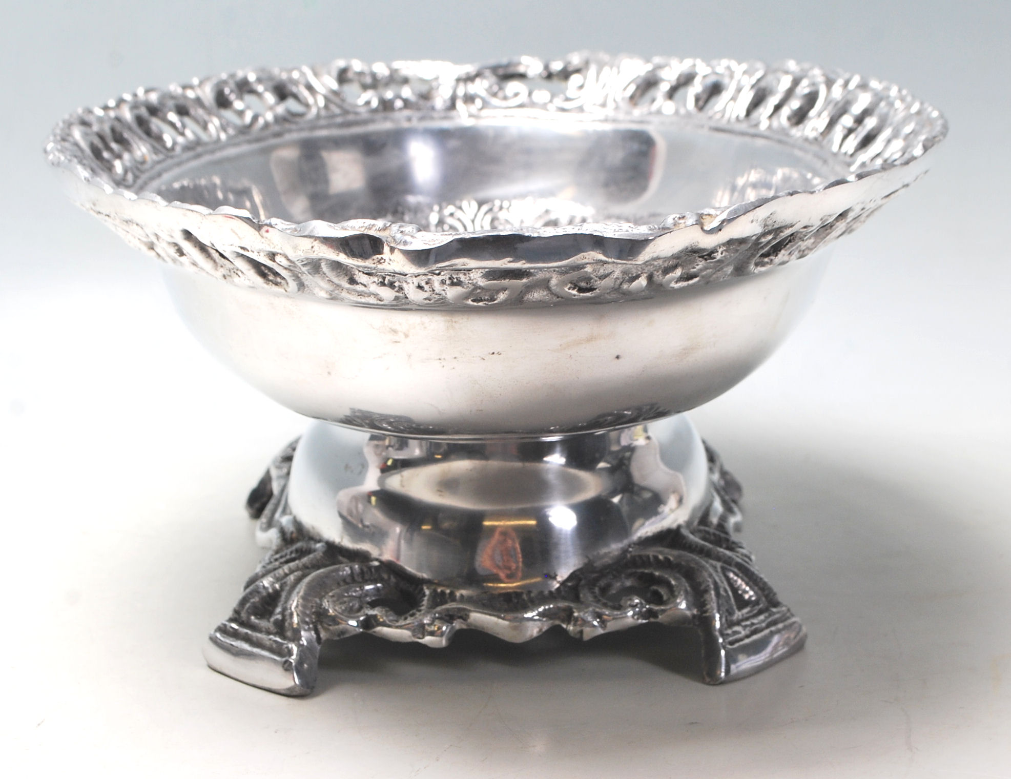 A 20th century Edwardian large silver plated fruit bowl / central piece of oval form with reposed - Image 4 of 5