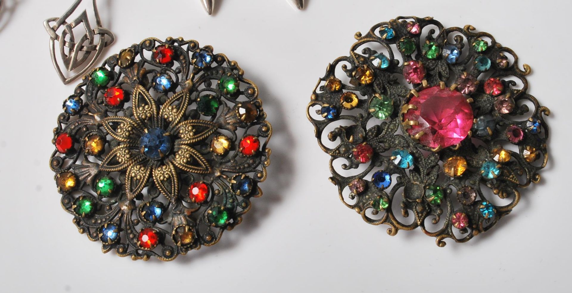 A good collection of antique and vintage costume jewellery to include 925 silver rings, necklaces - Bild 6 aus 9