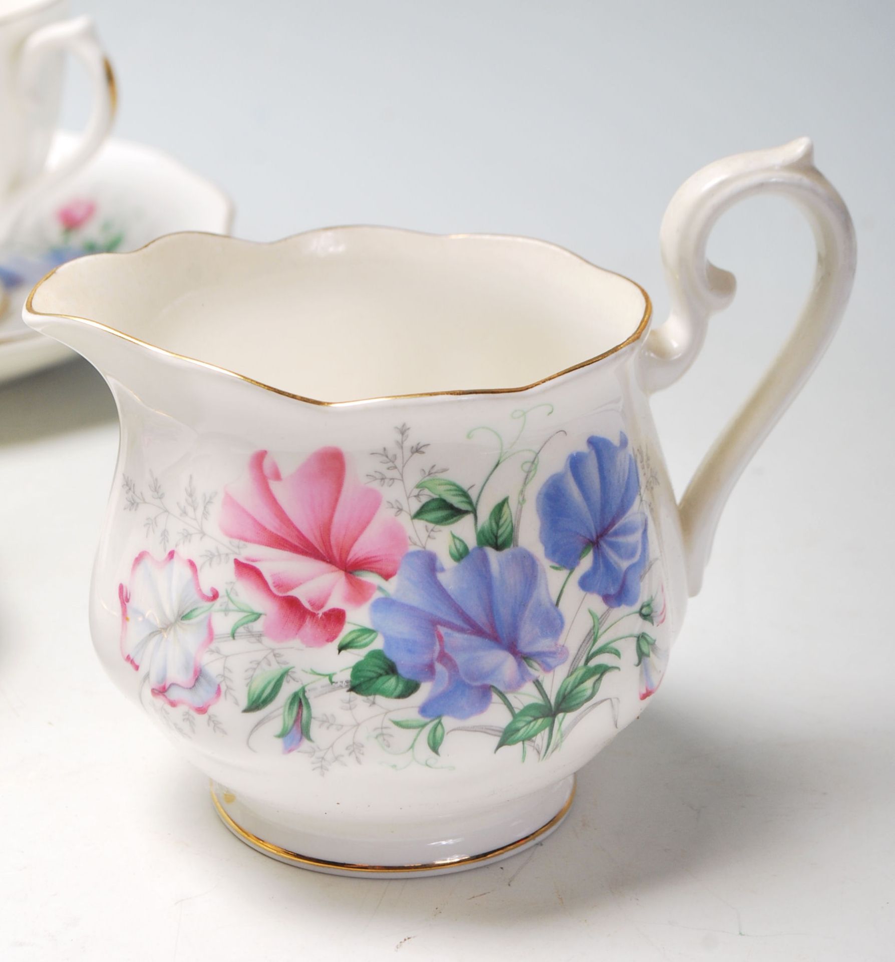 A Royal Albert Friendship Sweet Pea pattern fine bone china tea set comprising of 6 tea cups, - Bild 4 aus 8