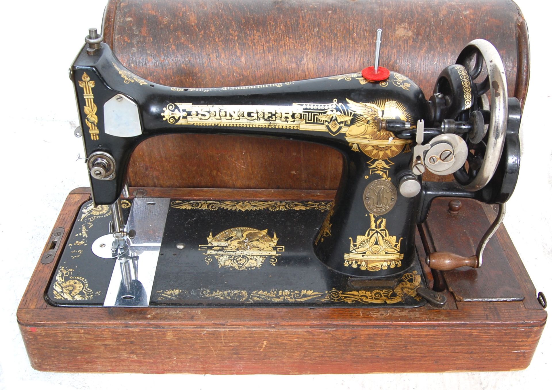 A pair of mid 20th century 1950s Singer sewing machines both coloured in black with gold floral - Bild 3 aus 9