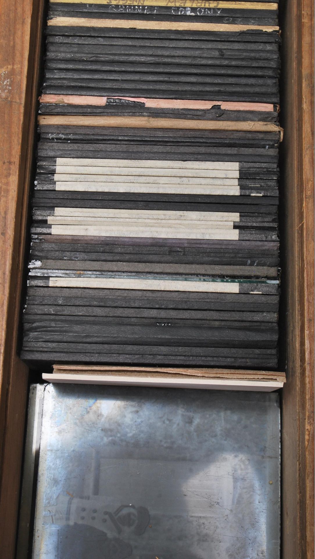 A large collection of antique late 19th century early 20th century glass magic lantern glass slides. - Bild 3 aus 11