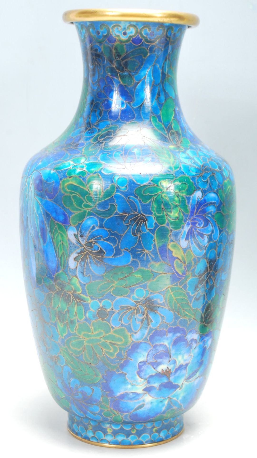 A pair of 20th Century Chinese Cloisonne baluster vases being enamelled throughout with blue and - Bild 4 aus 9