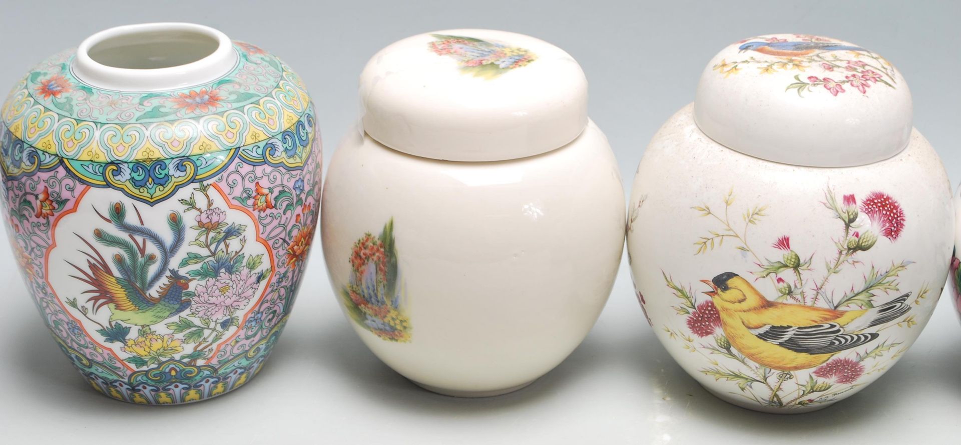 A collection of 20th Century Chinese ginger jars to include various different styles including a - Bild 6 aus 7