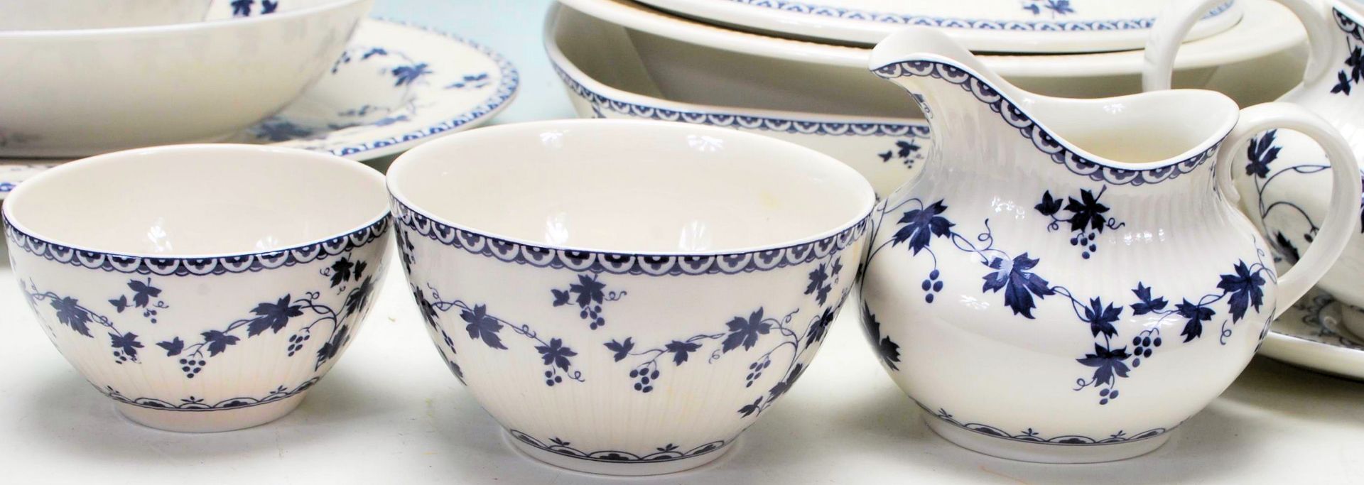 Royal Doulton - Yorktown - A large fine bone china dinner service decorated with blue floral - Bild 4 aus 11