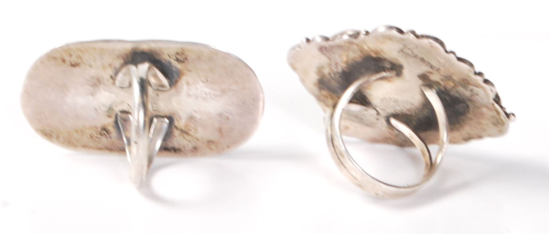 Two silver Navajo / Zuni Native American signed rings to include one signed by N Lee having a - Bild 3 aus 6