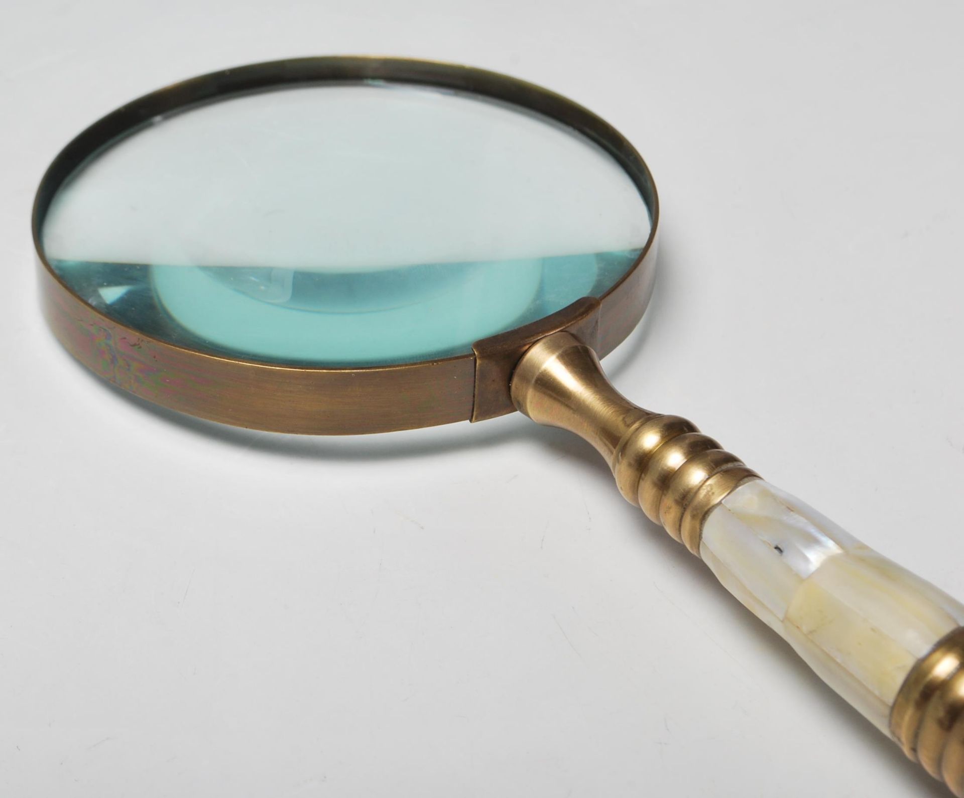 A 20th Century antique style magnifying glass having a brass and mother of pearl handle. 26cm long. - Bild 3 aus 5