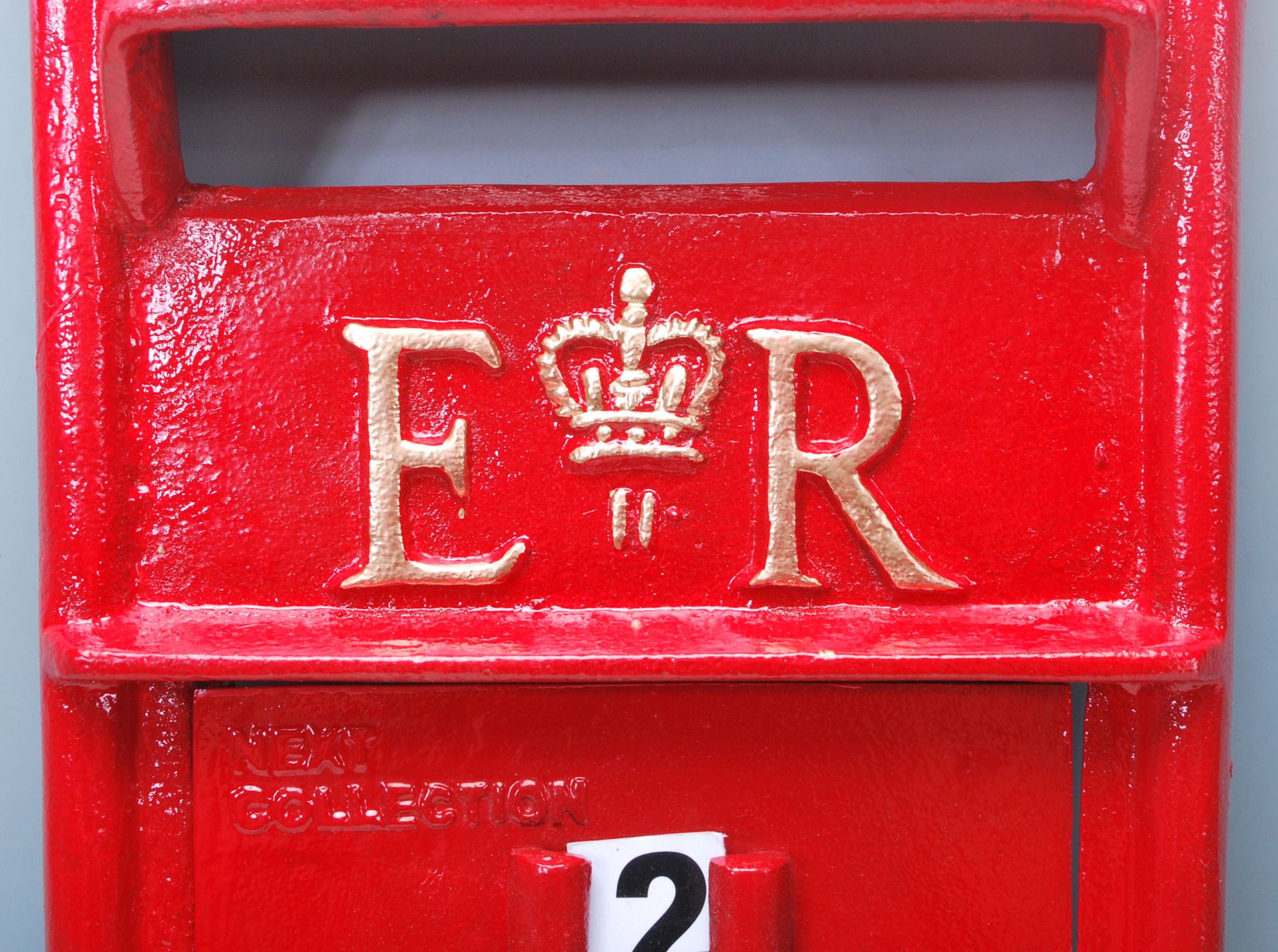 A vintage 20th Century replica Royal Mail post office / post box front panel in post box red - Bild 3 aus 6