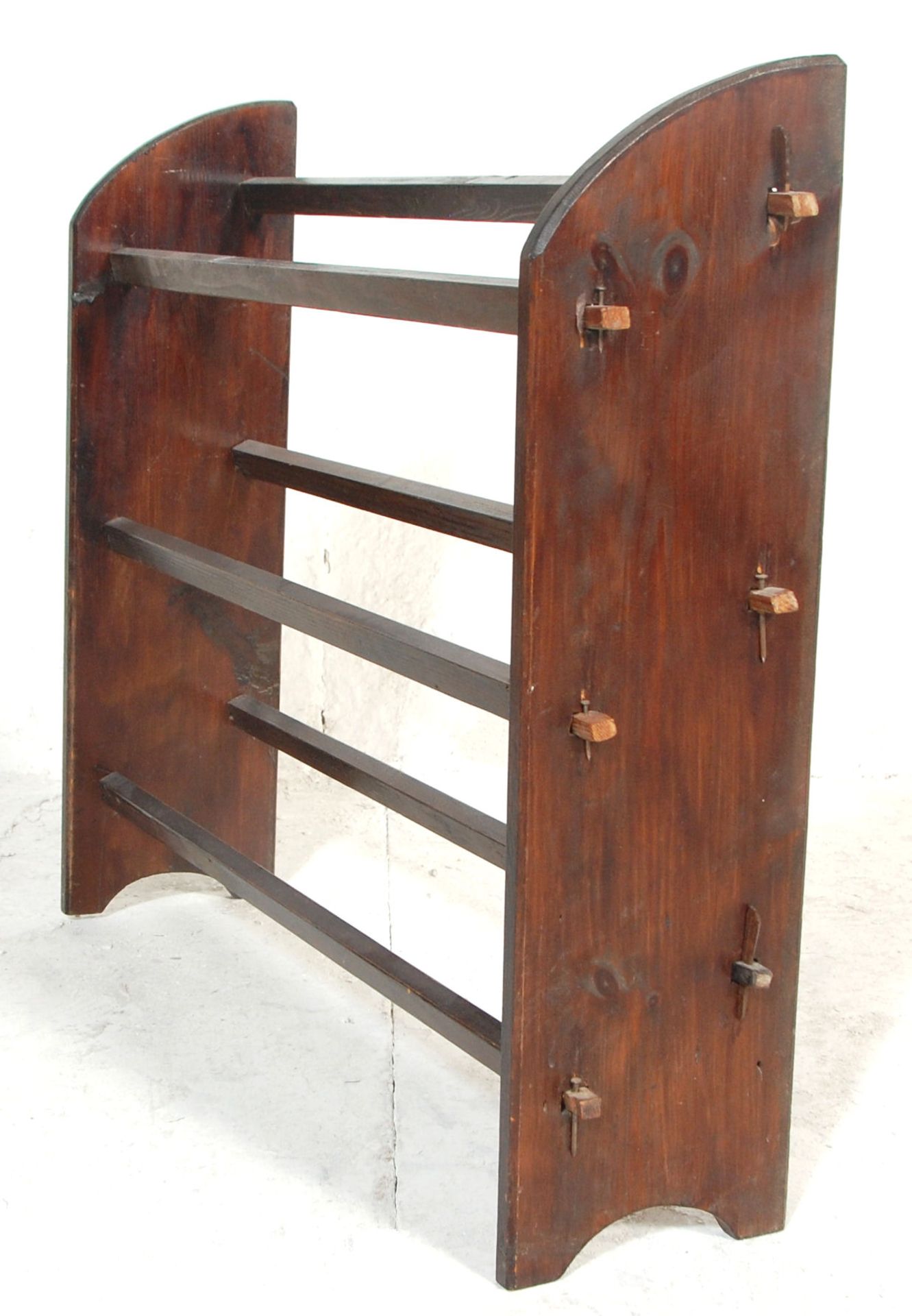 An early 20th Century arts and crafts bookshelf having panelled supports with square block stretcher - Bild 4 aus 8