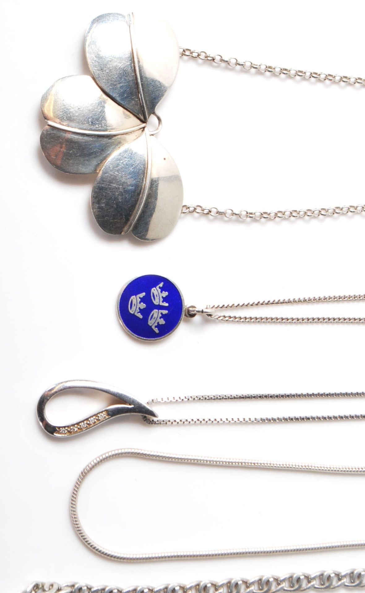 A collection of stamped 925 silver pendant necklaces to include a blue enamelled pendant with - Bild 5 aus 9