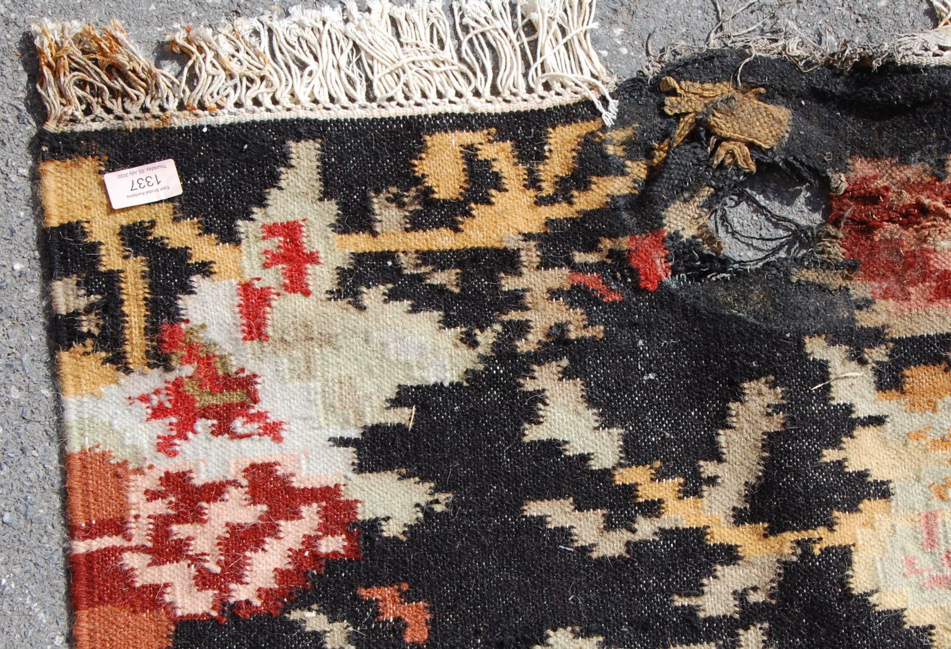 An early 20th Century Chinese floor rug having bla - Bild 5 aus 8