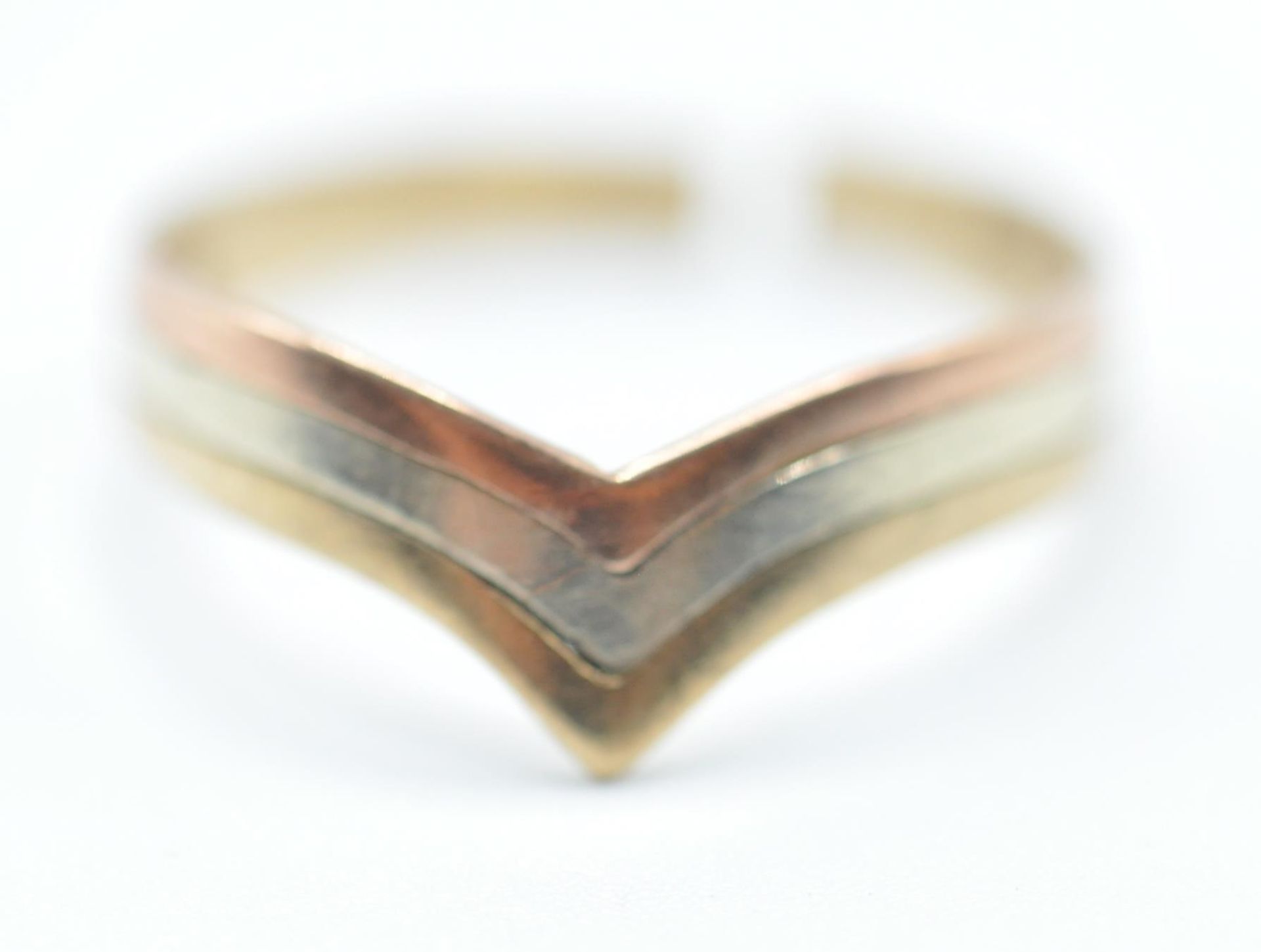 A group of three 9ct gold ladies rings to include a three tone wishbone ring (hallmarked 375), a - Bild 7 aus 7