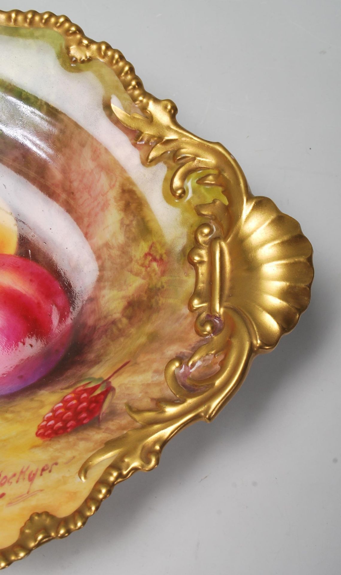 A Royal Worcester twin handled dish dated 1928 by T Lockyer, hand painted / decorated with fruit - Bild 3 aus 10