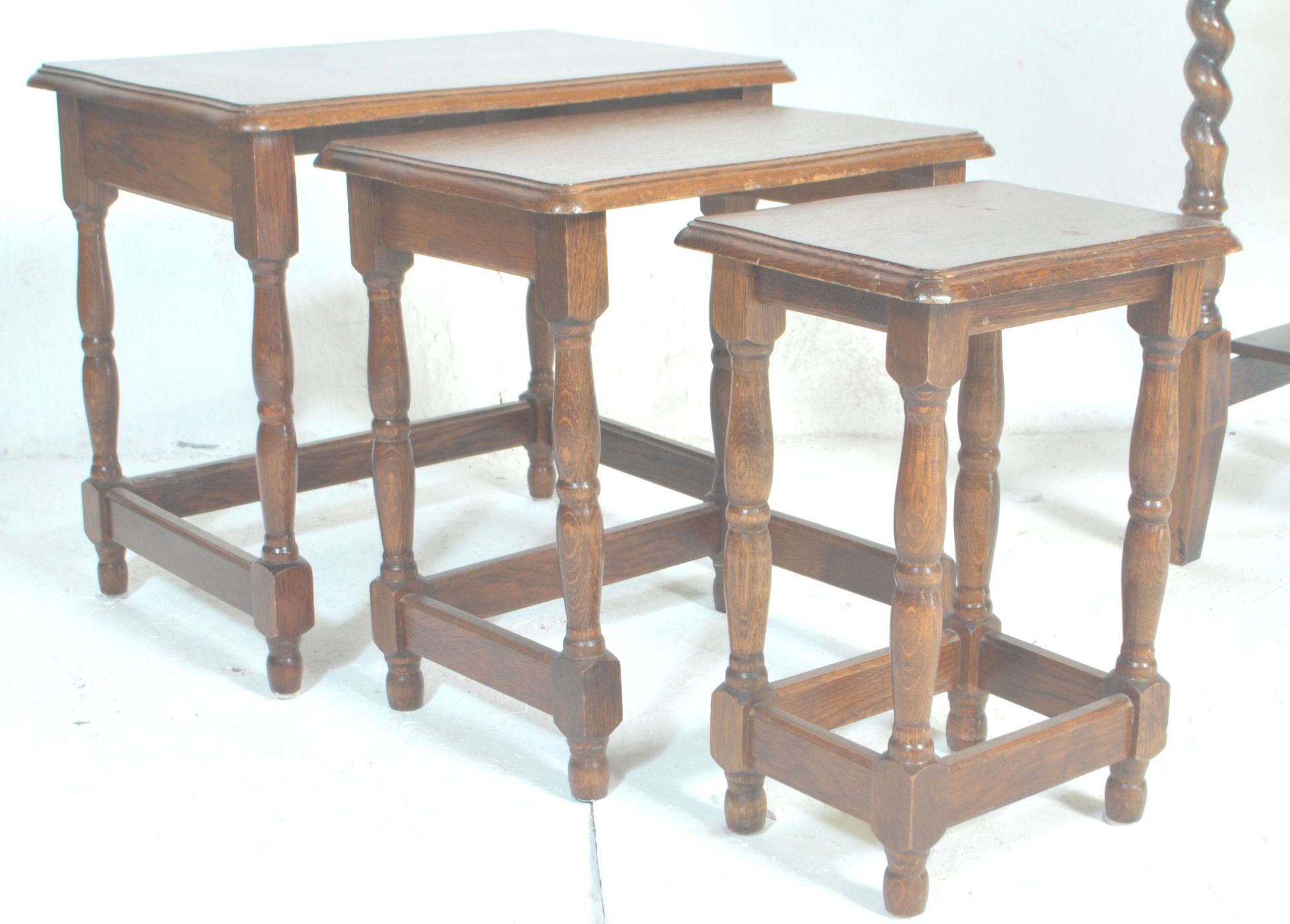 A good mid 20th Century oak nest of tables with turned legs and stretchers supporting graduating - Bild 3 aus 4